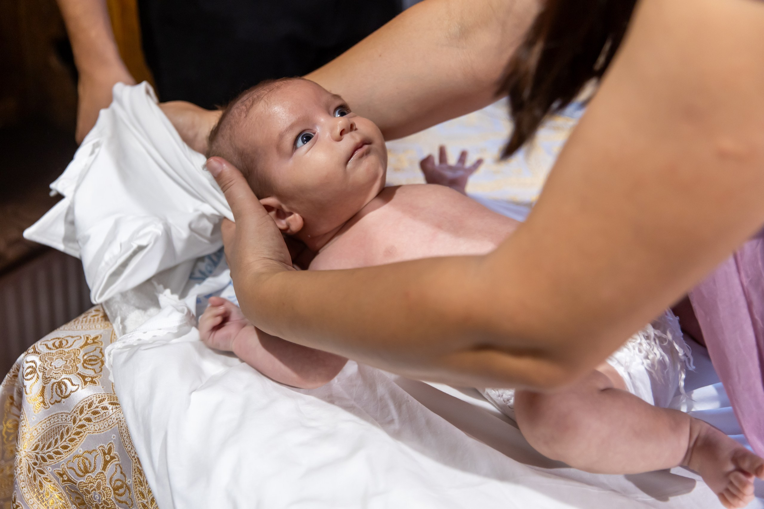 fotograf botez , fotografie botez Botoșani, fotograf Alin Chirilă, amintiri botez, fotografii botez, botez Miruna Parascheva, fotograf copii, fotografie botez în Botoșani-alt="botez , fotografie botez Alin Chirilă, amintiri botez, fotografii emoționante botez Botoșani"-- fotografii-botez-bebelus- amintiri-botez-micuț- moment-sfânt-crestinare- fotografie-emotionanta-botez- detalii-botez-bebelusi- parinti-fericiti-la-botez- fotograf-botez-profesionist- botez-in-biserica-ortodoxa- micuț-botezat-cu-emoție- zâmbete-și-lacrimi-la-botez- bebeluș-la-cristelniță- decor-botez-colorat- botez-cu-dragoste-și-credință- emotie-pura-la-botez- fotograf-botez-botosani- botez-iasi-suceava-fotograf- amintiri-nepretuite-botez-- Preotul ținându-l pe micuțul Mathias Gabriel la botez, în biserica Înălțarea Domnului, Copălău  - Detalii de la botezul lui Mathias – lumânare, trusou și icoană  - Familia lui Mathias Gabriel alături de micuț, în ziua botezului  - Portret emoționant cu mama și bebelușul în brațe, în biserică,fotograf profesionist evenimente Botoșani, Iași, Suceava, Fălticeni, Bacău, Pașcani, Roman - AlinoFotoStudio by Alin Chirilă - servicii foto nuntă, botez, cununie, ședințe foto creative, albume personalizate, fotografii emoționante și calitative pentru cele mai importante momente din viață,fotograf nuntă Botoșani Alin Chirilă,  ședință foto botez Iași - AlinoFotoStudio,  servicii fotograf profesionist evenimente Suceava,  fotograf cununie civilă Fălticeni - Alin Chirilă,  album foto nuntă personalizat Bacău.“Bebeluș botezat în biserică, ținut în brațe de nași”	•	“Detaliu cu lumânarea de botez decorată cu flori albe”	•	“Părinți emoționați alături de copilul lor la ceremonia de botez”	•	“Masa festivă de botez cu decor tematic și tort personalizat”	•	“Momentul în care preotul toarnă apă sfințită pe fruntea bebelușului”	“Bebeluș în rochie albă de botez, zâmbind în brațele mamei”	•	“Detaliu cu cruciulița de botez așezată pe o pernă de satin”	•	“Părinți și nași aprinzând lumânările în timpul ceremoniei de botez”	•	“Tort de botez decorat cu figurine tematice și numele copilului”	•	“Copil botezat dormind liniștit în pătuțul decorat festiv”	•	“Momentul în care preotul binecuvântează copilul în fața altarului”	•	“Invitați adunându-se în jurul mesei festive la petrecerea de botez”	•	“Bebeluș ținând în mână o jucărie personalizată primită la botez”	•	“Familie fericită pozând împreună după ceremonia de botez”	•	“Decor tematic cu baloane și flori la locația petrecerii de botez” fotograf Botoșani fotograf evenimente fotograf botez Alin Chirila fotograf alinofotostudio.fotograf botez Amelis Maria, fotografie botez Botoșani, fotograf Alin Chirilă, amintiri botez, fotografii botez, botez Amelis Maria, fotograf copii, fotografie botez în Botoșani,