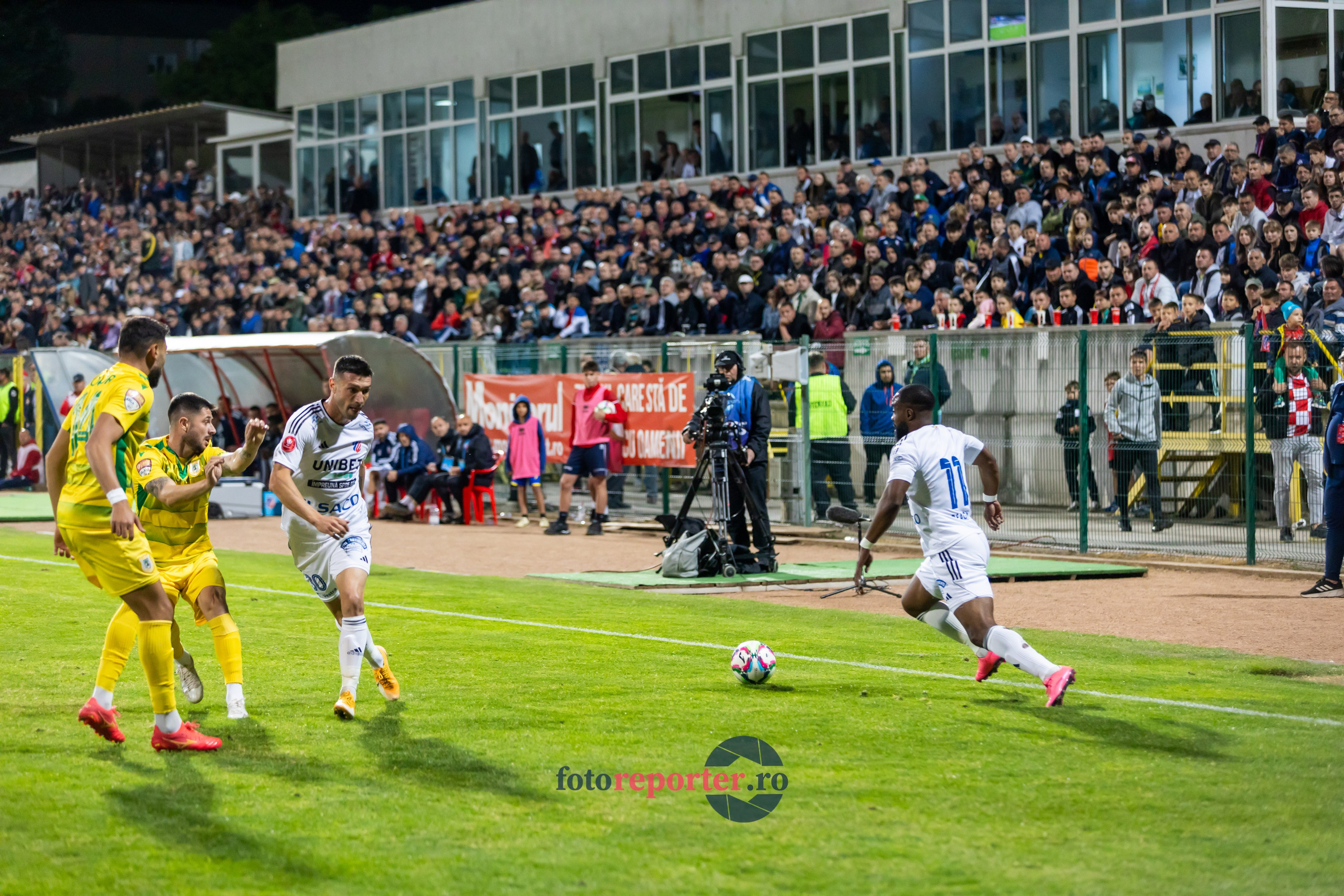 Galerie Foto: FC Botoșani vs. CS Mioveni - Pe 17 mai 2024, am fost martorii unei partide incredibile între FC Botoșani și CS Mioveni, în prima manșă a barajului pentru evitarea retrogradării. În fața unui stadion plin de emoție și speranță, echipa noastră a obținut o victorie importantă, cu un gol marcat de Aldair în minutul 93. 💪 *FC Botoșani 1-0 CS Mioveni*⚽️ Urmăriți momentele cheie ale meciului și bucuria suporterilor în această galerie foto! Pregătiți-vă pentru meciul de retur de pe 24 mai, când vom lupta din nou pentru a rămâne în prima ligă.#FCBotoșani #CSMioveni #BarajRetrogradare #ForzaBotoșani 