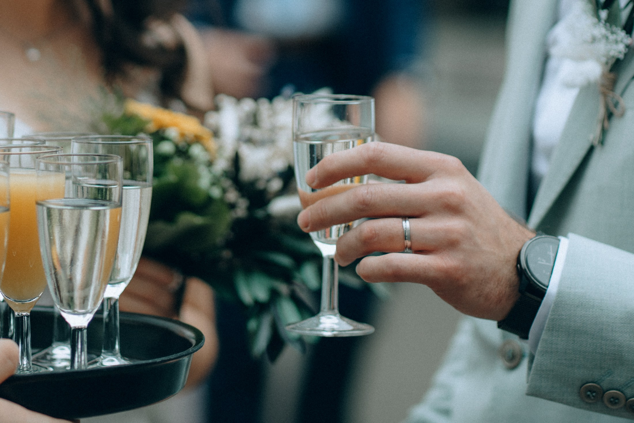 Gläser mit Sekt – Hochzeitsfeier Sachsen