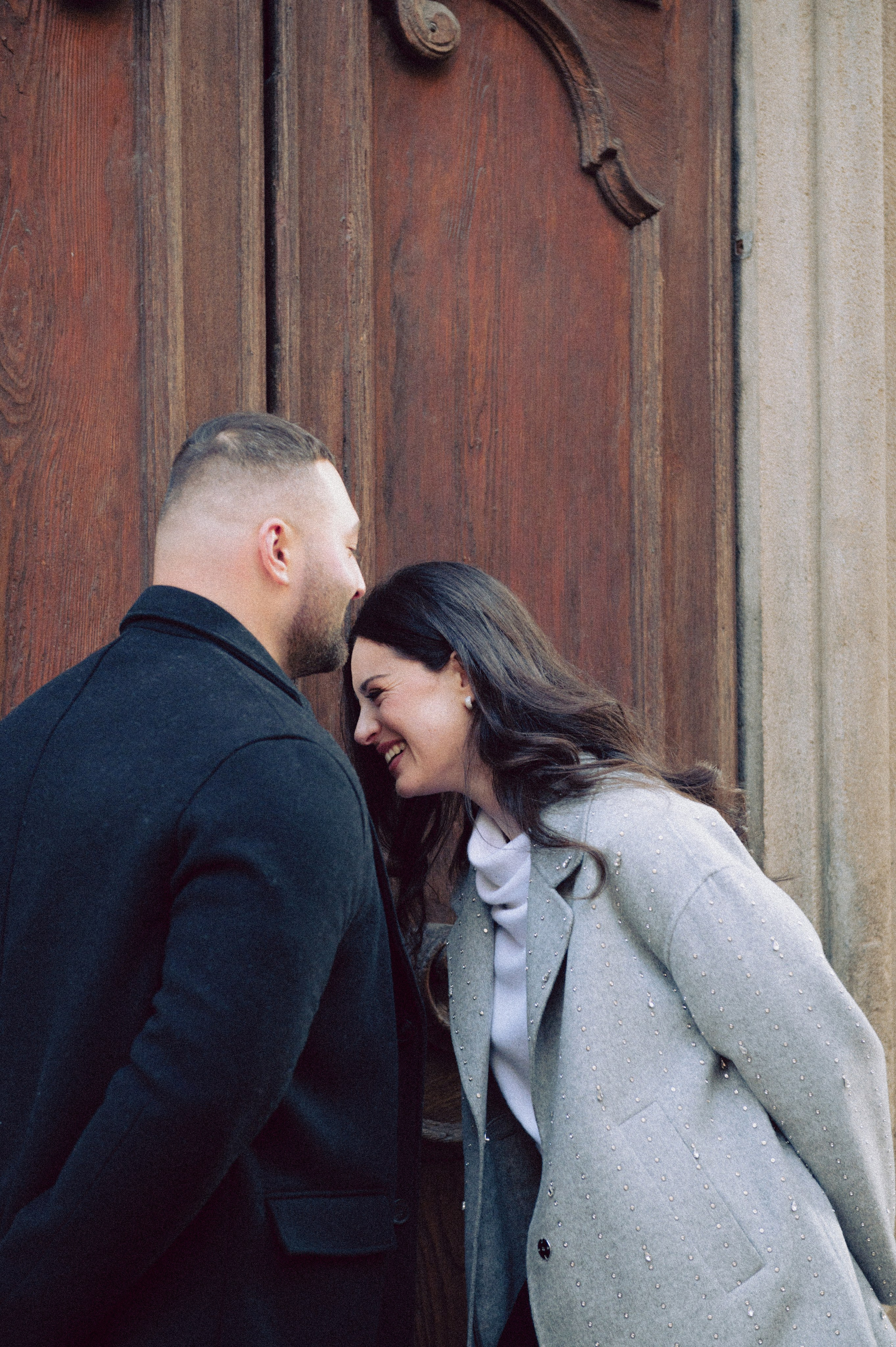 servizio fotografico coppia Milano, coppia innamorata Italia, fotografia naturale di coppia, coppia in movimento Milano, servizio fotografico spontaneo Milano, amore e viaggio Italia, servizio fotografico di coppia Milano, fotografia love story Milano, coppia romantica Italia, ritratto di coppia Milano, primo piano coppia innamorata, fotografia emozionale Milano,