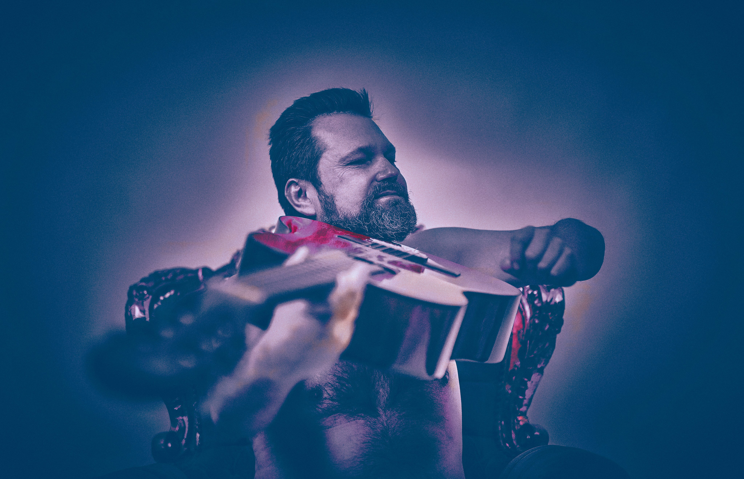 Portret męski charakterystyczny - Daniel niebieskooki smok - fotograf Andriej Szypiłow