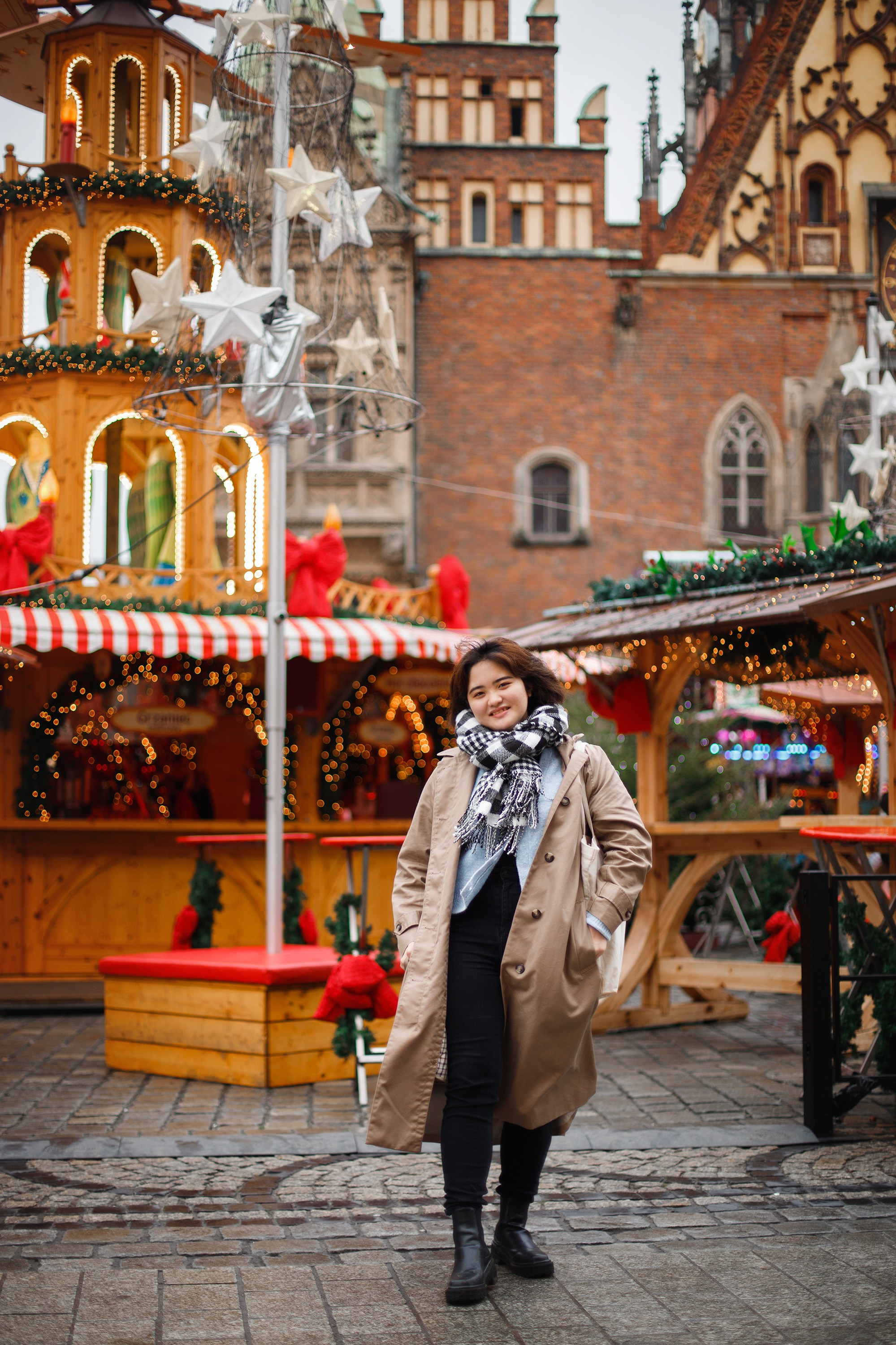 Misaki at christmas market. Kaja | fotograf psów we Wrocławiu