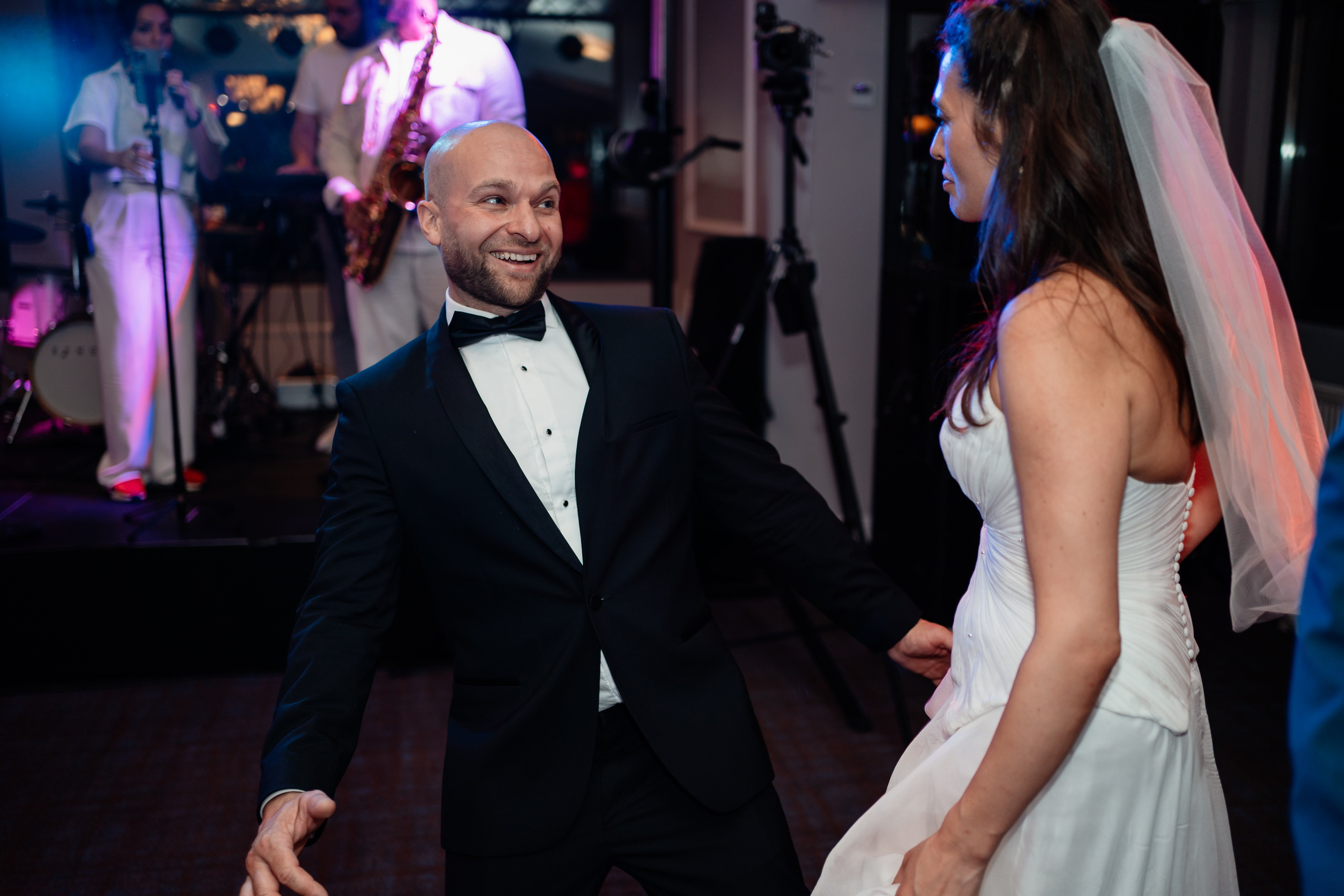 Moment emoționant între miri în ziua nunții, surprins într-un cadru natural și romantic, la Bokka Buftea. Fotografie de nuntă profesională, editată artistic pentru a evidenția emoția și eleganța evenimentului.