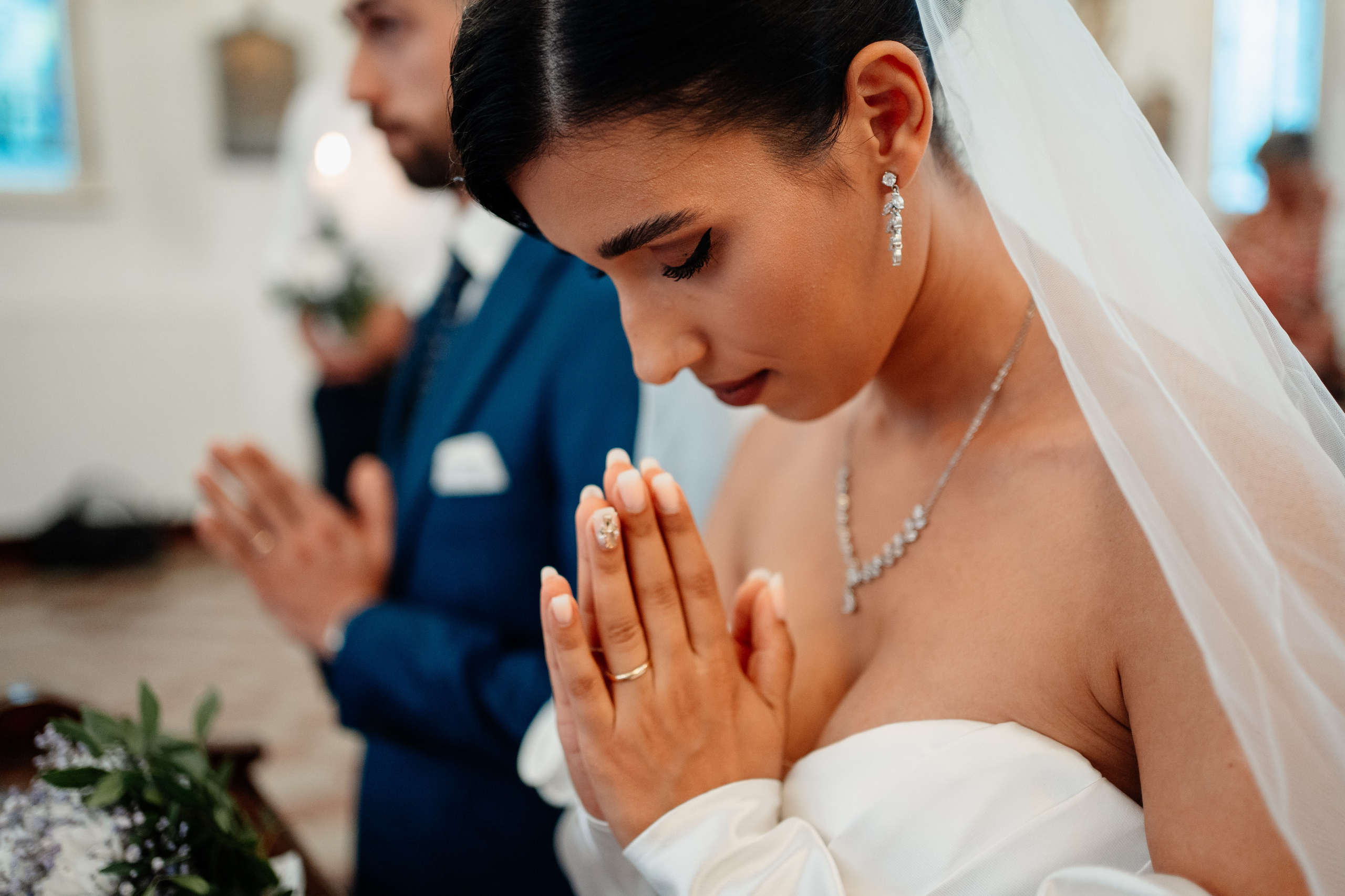 Moment emoționant între miri în ziua nunții, surprins într-un cadru natural și romantic, in Bucuresti. Fotografie de nuntă profesională, editată artistic pentru a evidenția emoția și eleganța evenimentului.