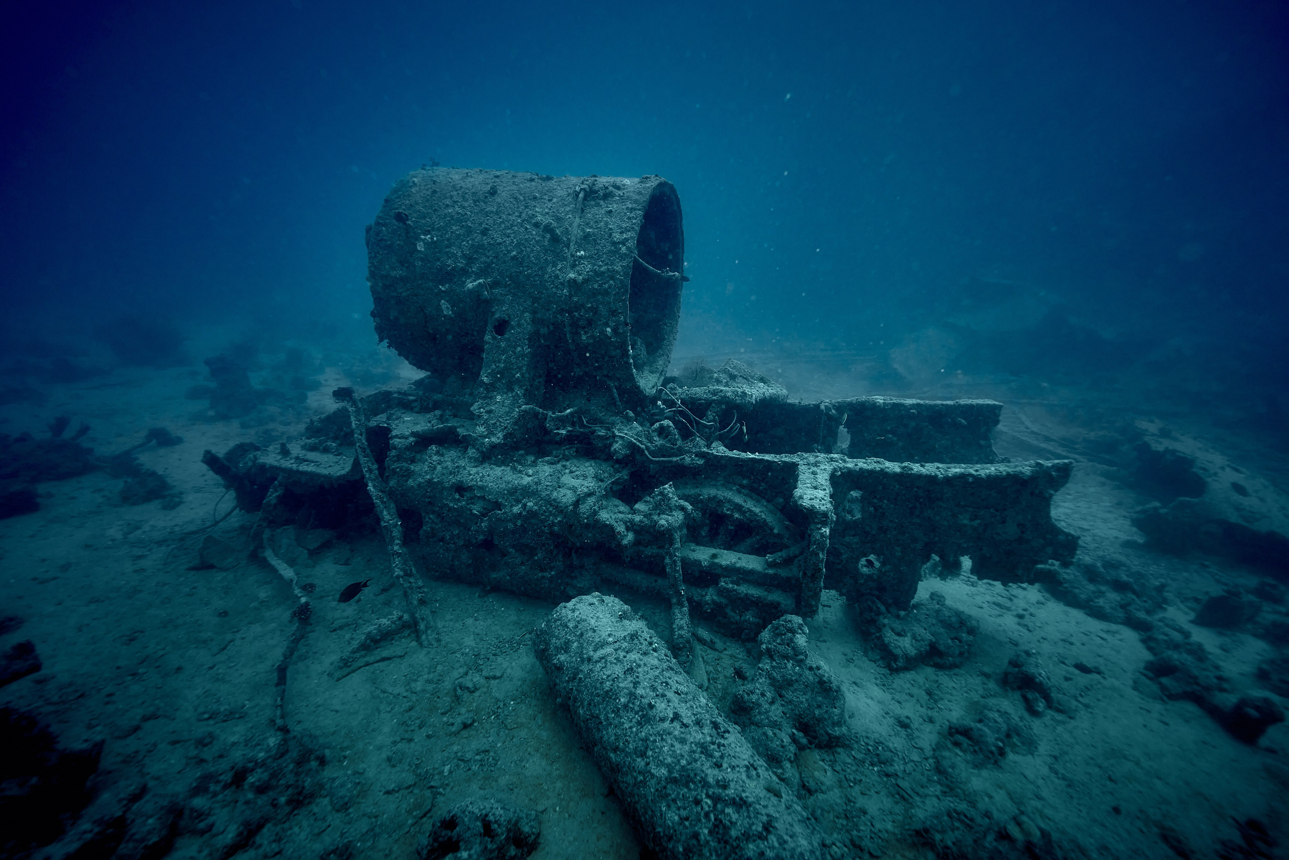 Underwater photographer Andriej Szypilow - photos of the mysterious SS Thistlegorm - sunken ship in the red sea