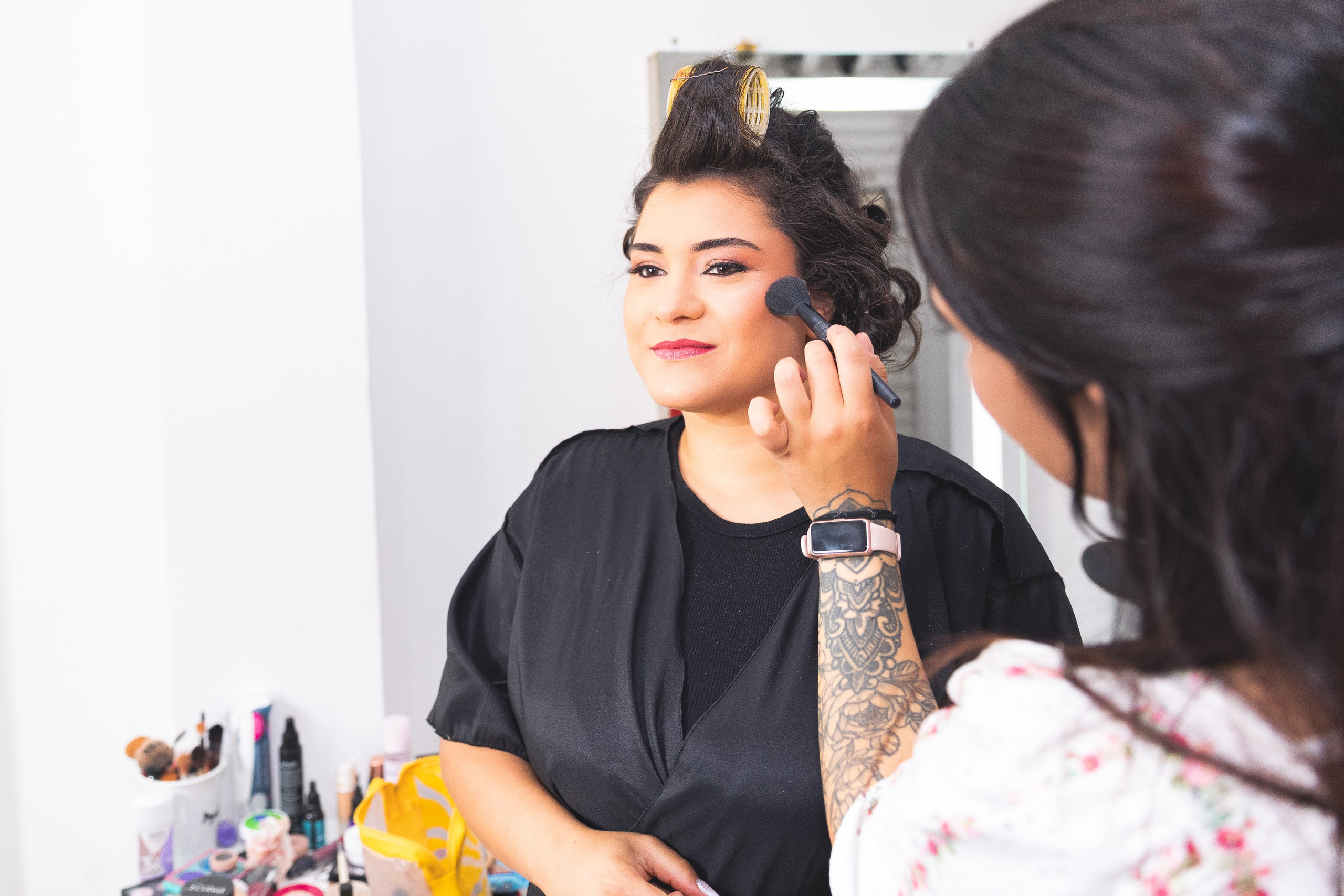 Uma fotografia de making-of da noiva em curitiba, no salão finalizando sua maquiagem antes de subir ao altar