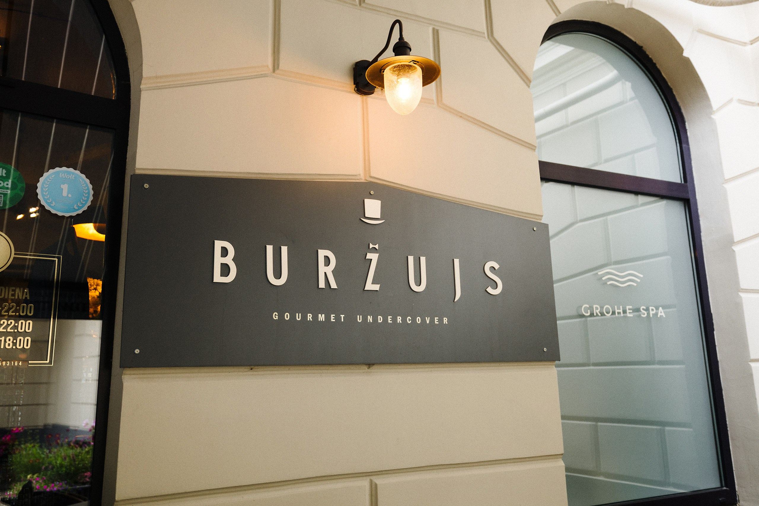 Юбилей свадьбы — 10 лет вместе, Porsche, страсть и стильная фотосессия в Риге. Евгений Тимофеев | Свадебный и контент-фотограф и видеограф в Риге