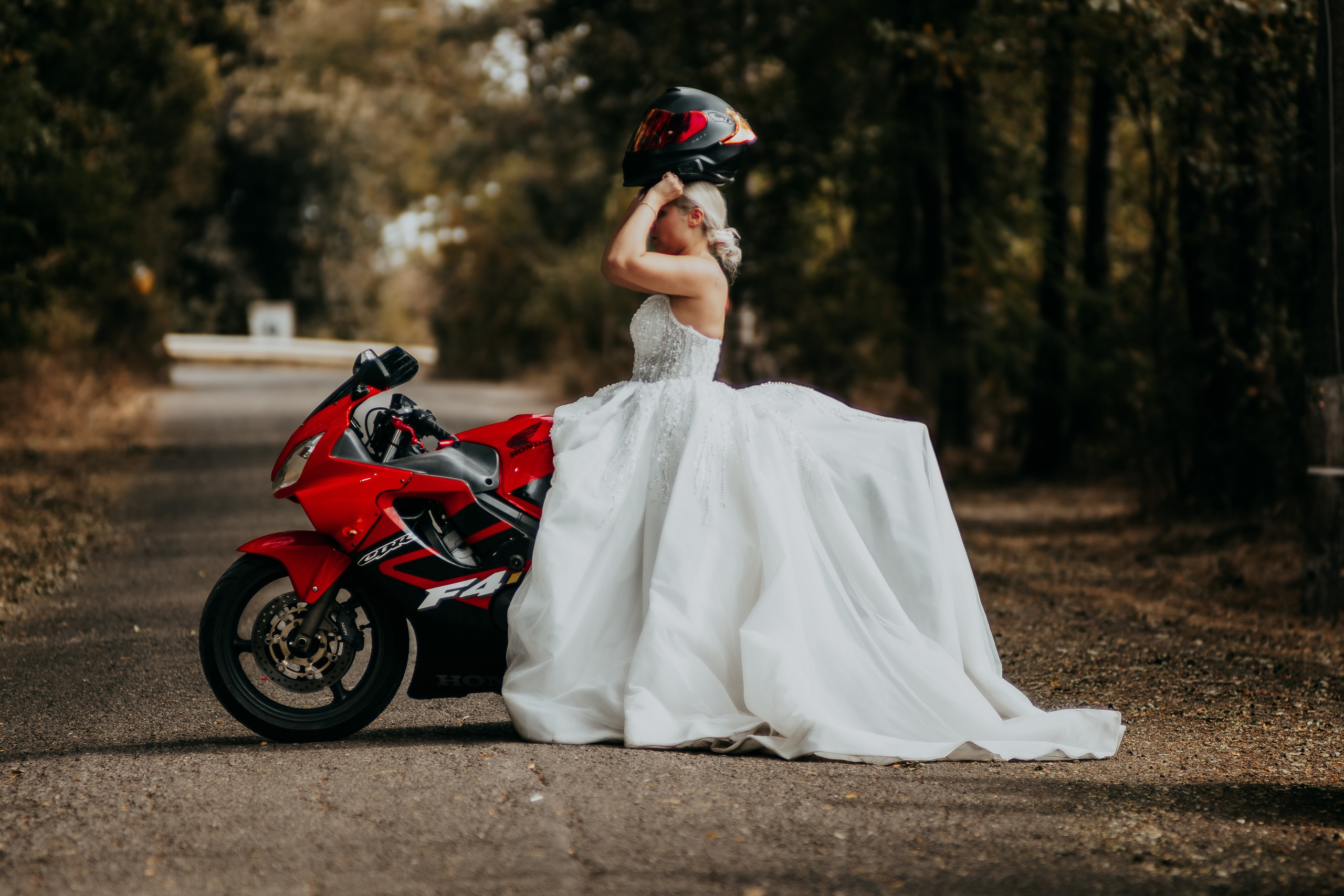 Trash the Dress cu motocicliști — ședință foto de poveste. Lucian Dedeu — Fotograf de nuntă și eveniment