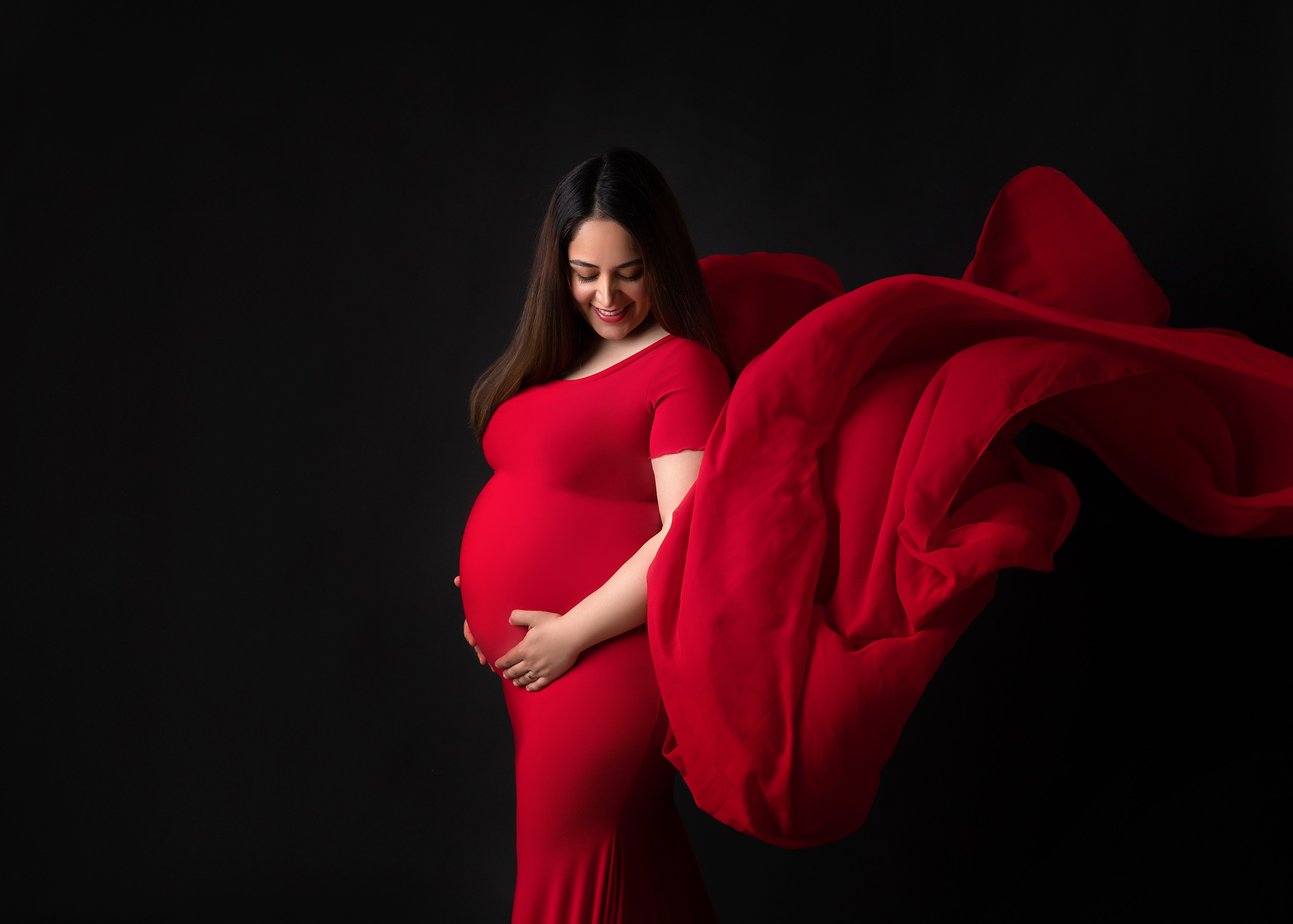 Föreviga din graviditet med en vacker och stilfull fotosession, där vi tillhandahåller eleganta klänningar för uthyrning.