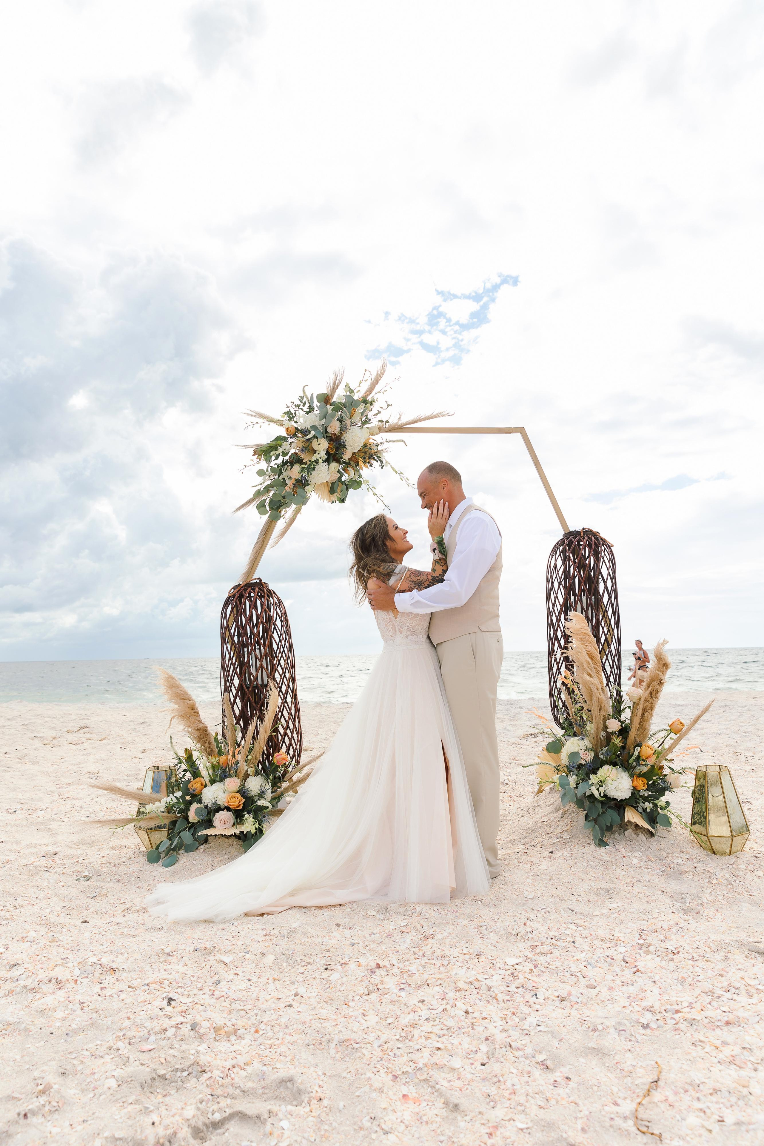 Wedding on the beach. Wedding photographer in Florida