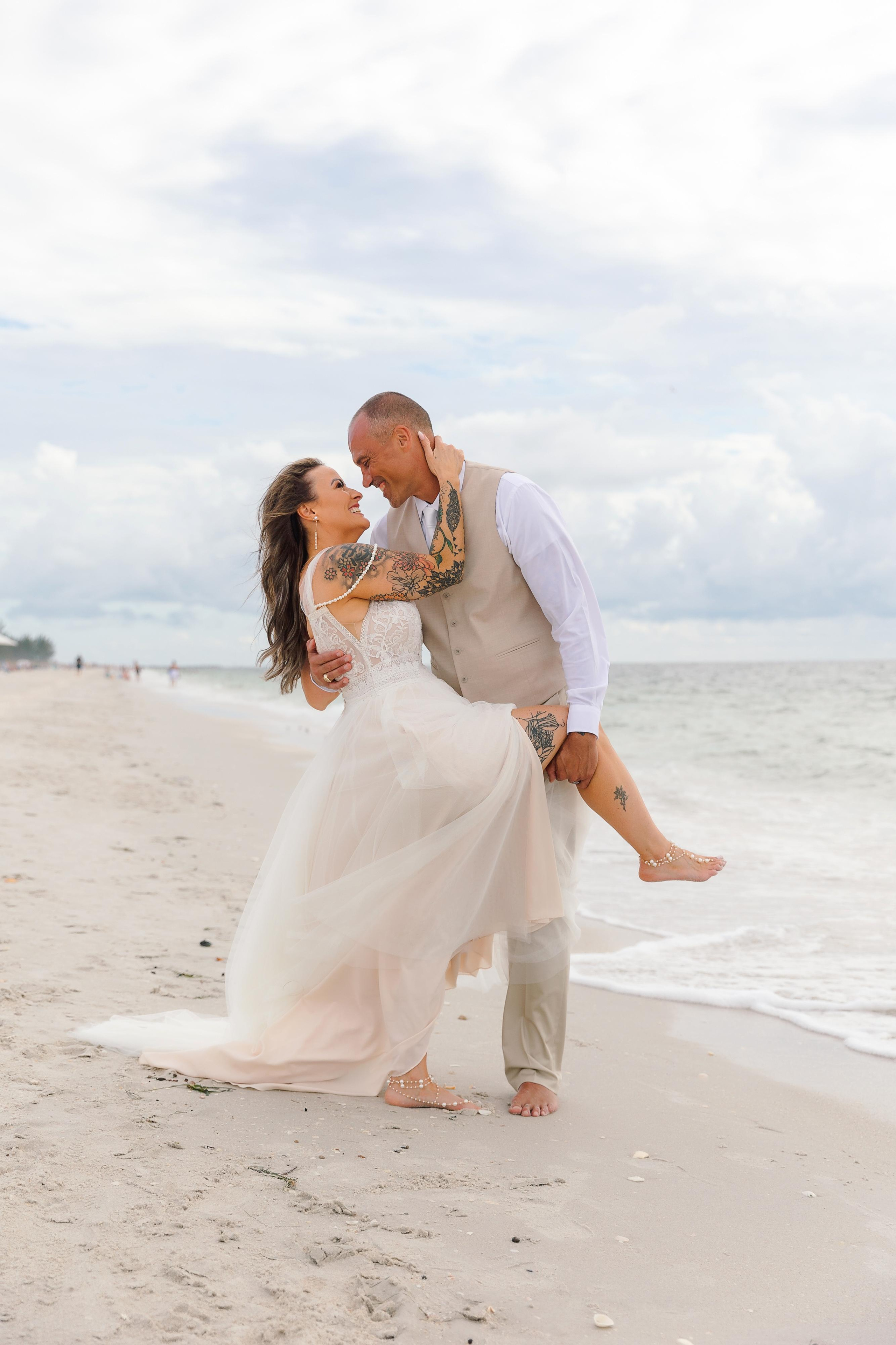 Wedding on the beach. Wedding photographer in Florida