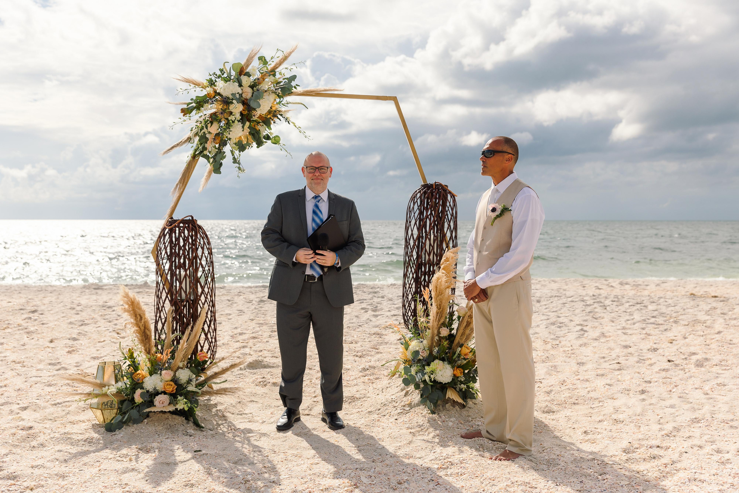 Wedding on the beach. Wedding photographer in Florida