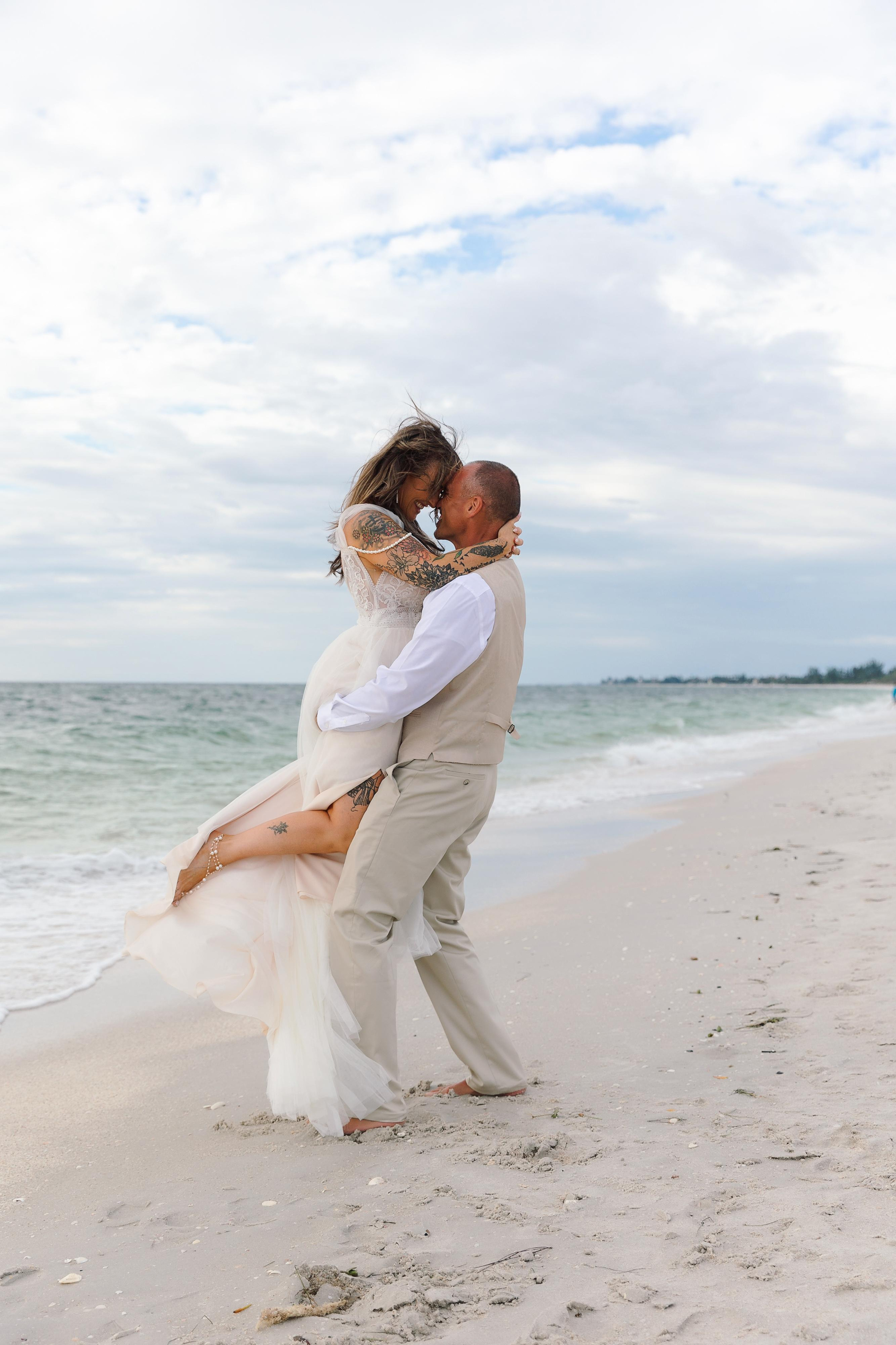 Wedding on the beach. Wedding photographer in Florida