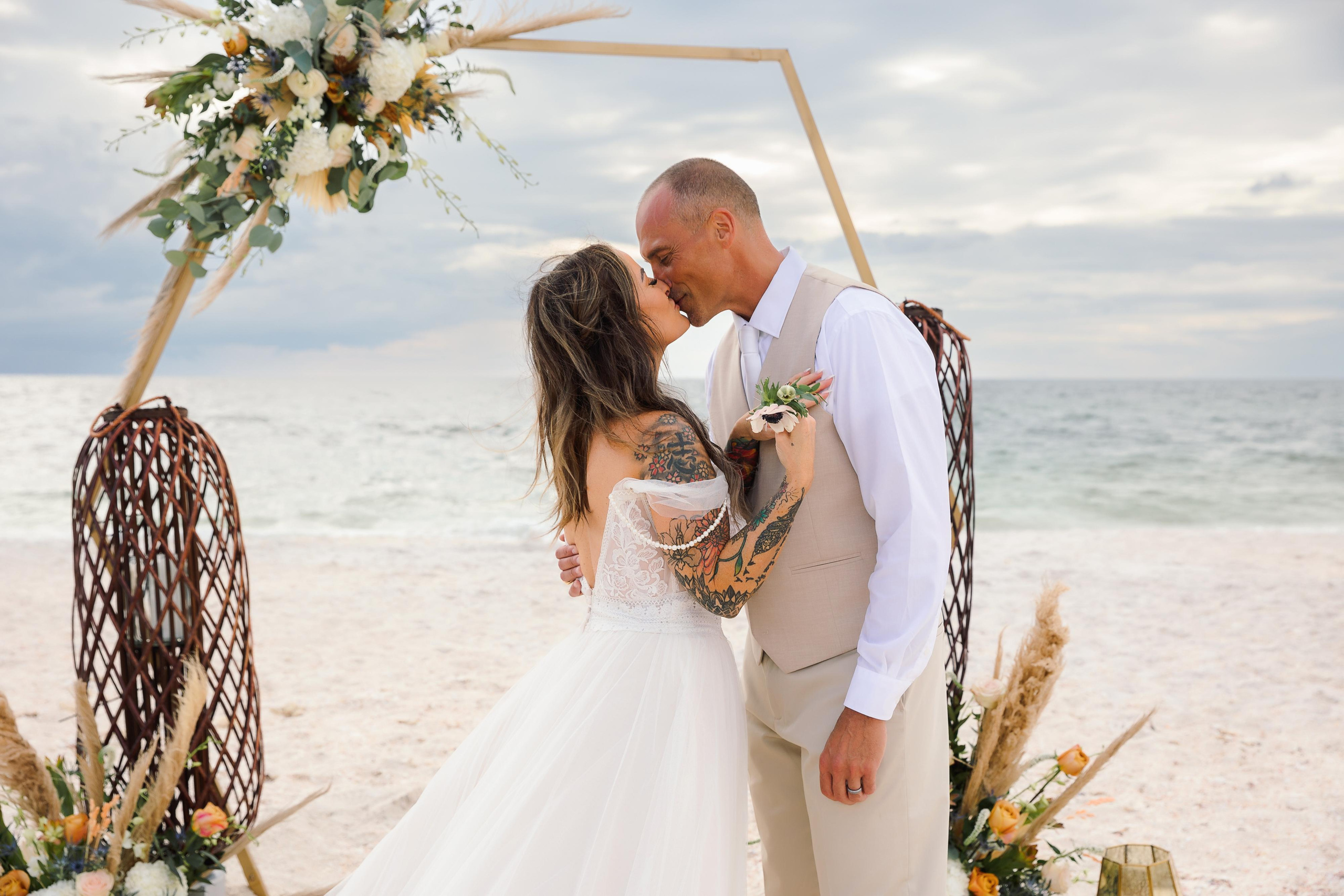 Wedding on the beach. Wedding photographer in Florida