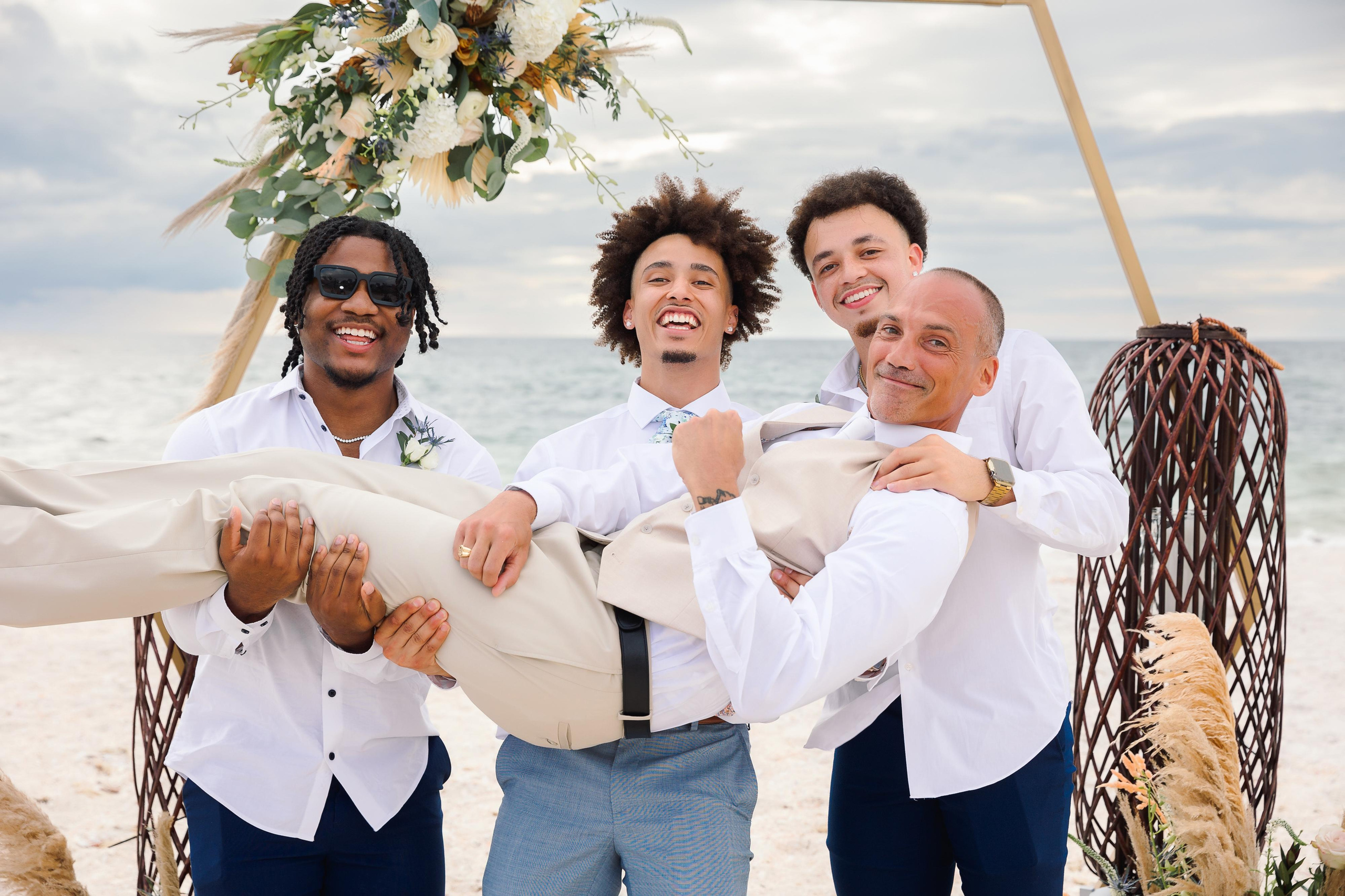 Wedding on the beach. Wedding photographer in Florida