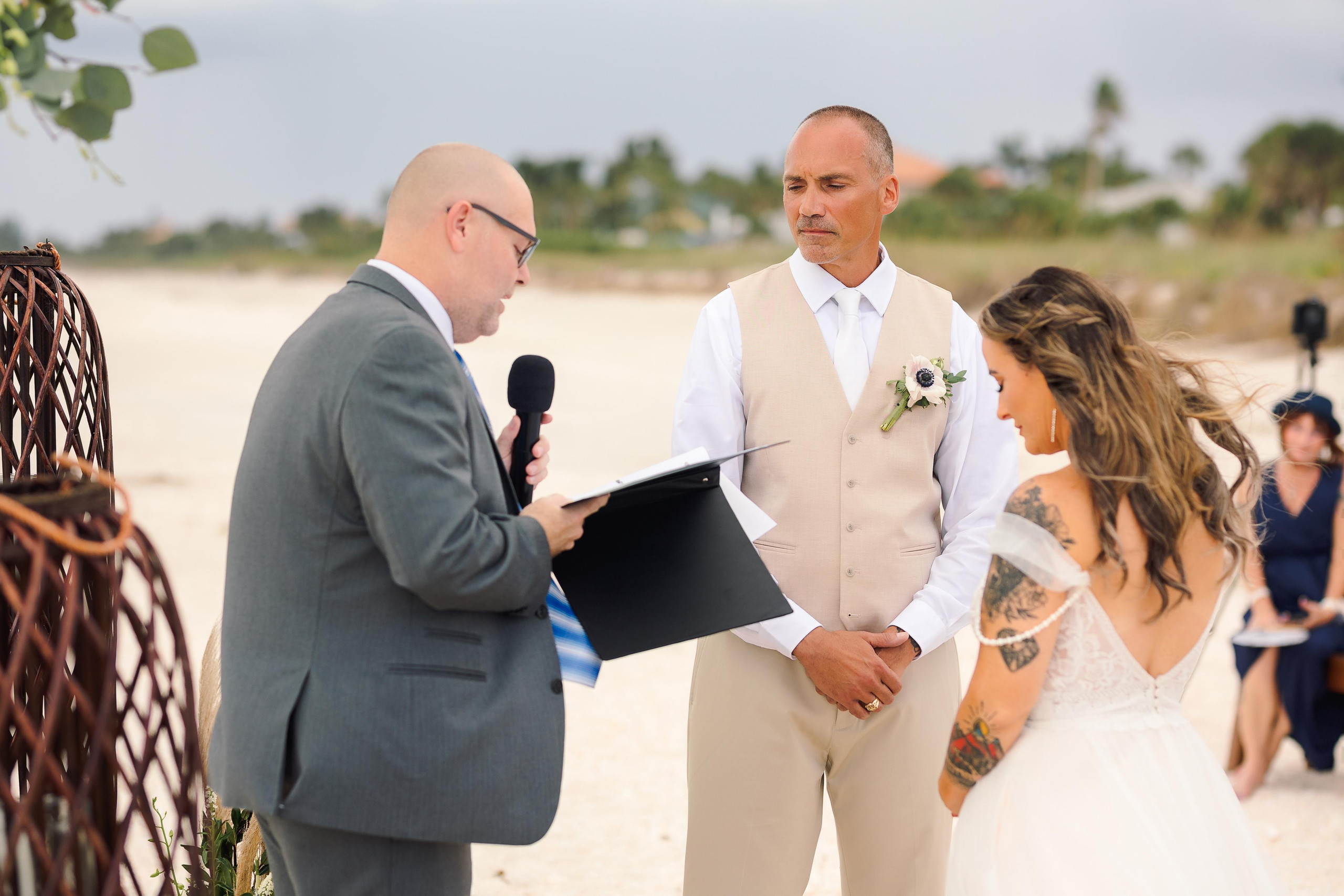 Wedding on the beach. Wedding photographer in Florida
