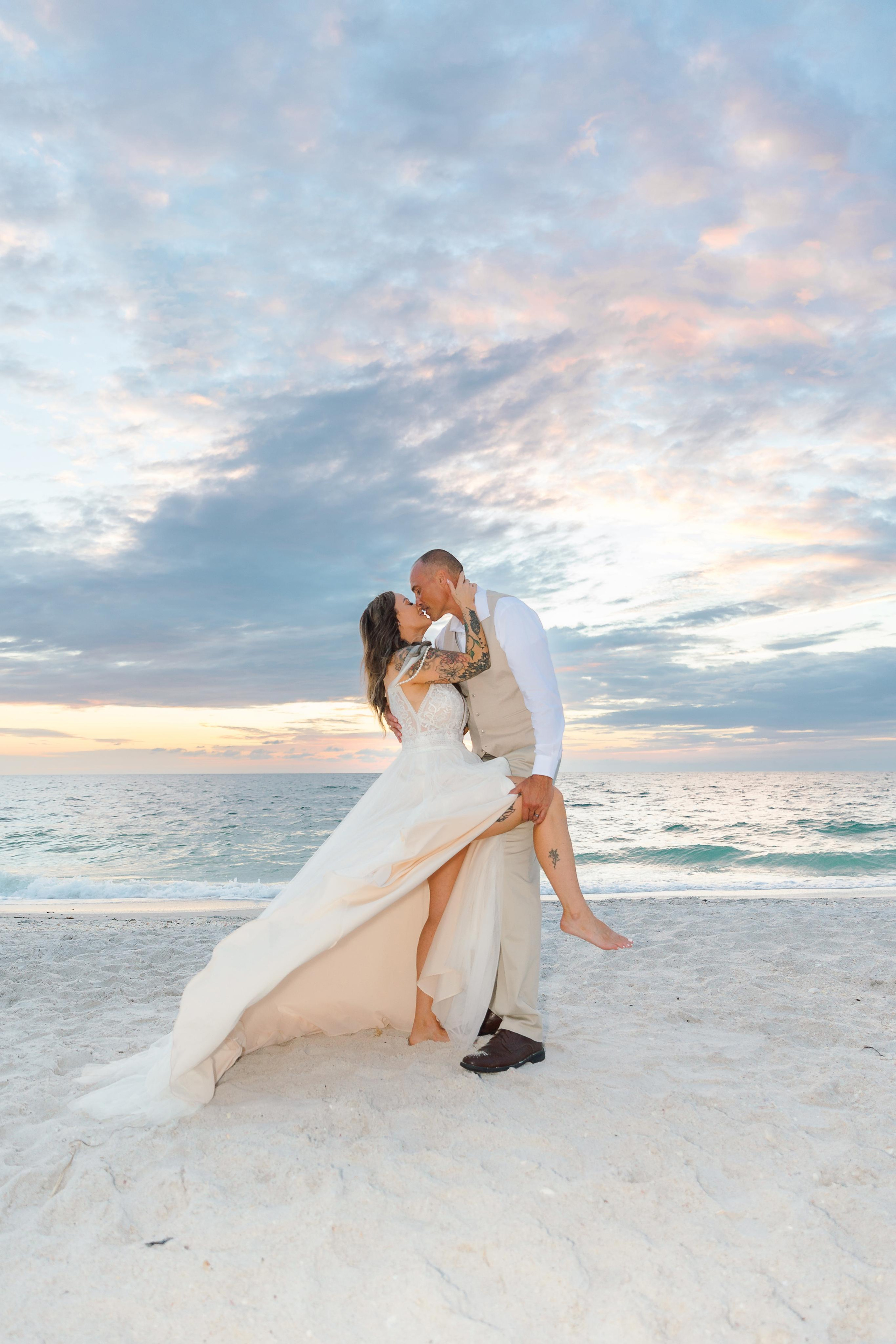 Wedding on the beach. Wedding photographer in Florida