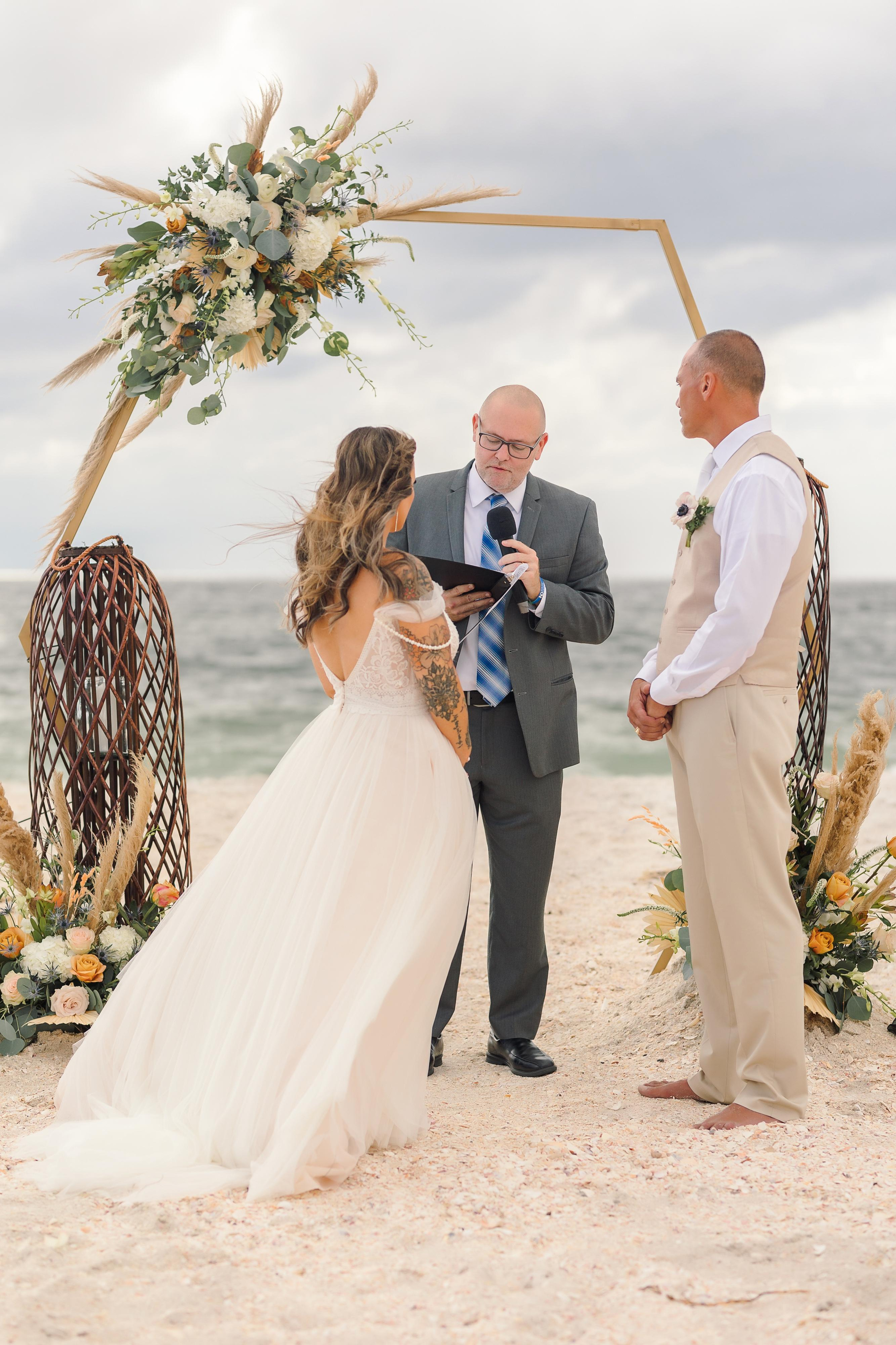 Wedding on the beach. Wedding photographer in Florida