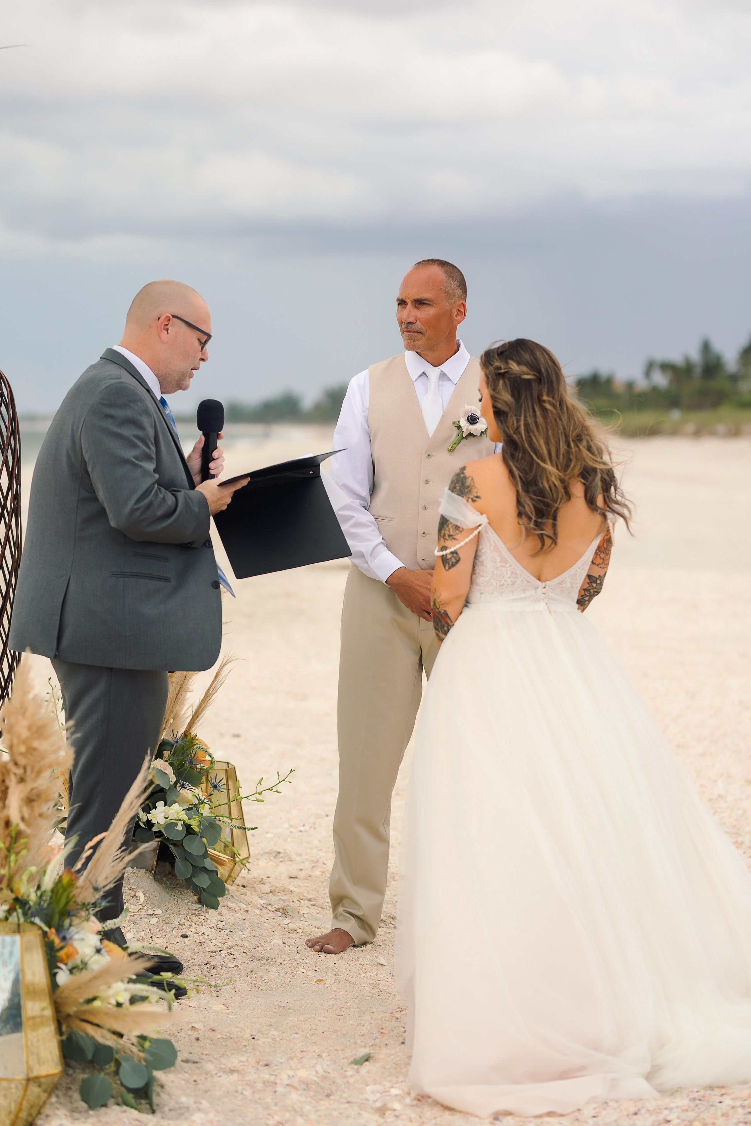 Wedding on the beach. Wedding photographer in Florida