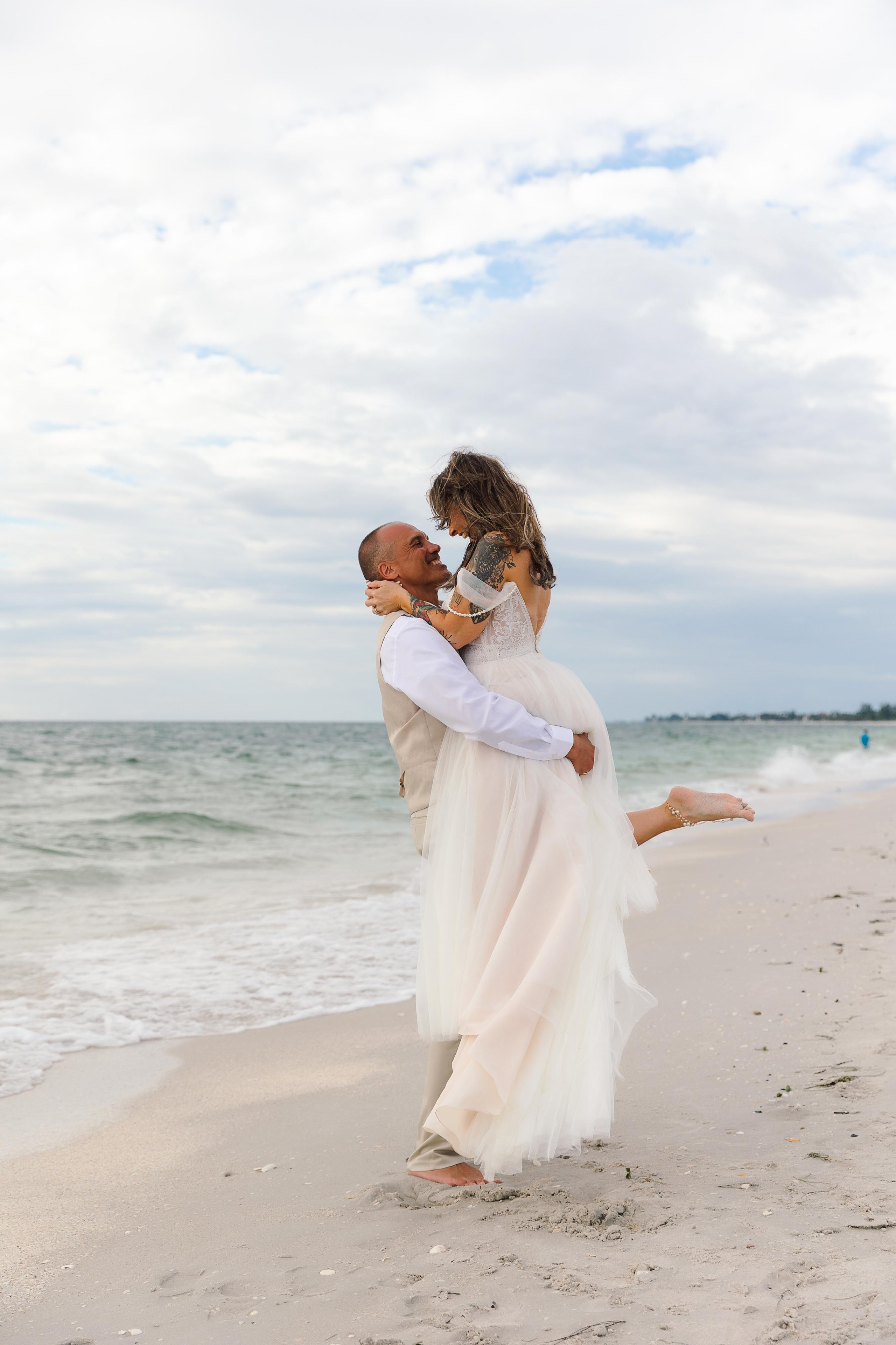 Wedding on the beach. Wedding photographer in Florida