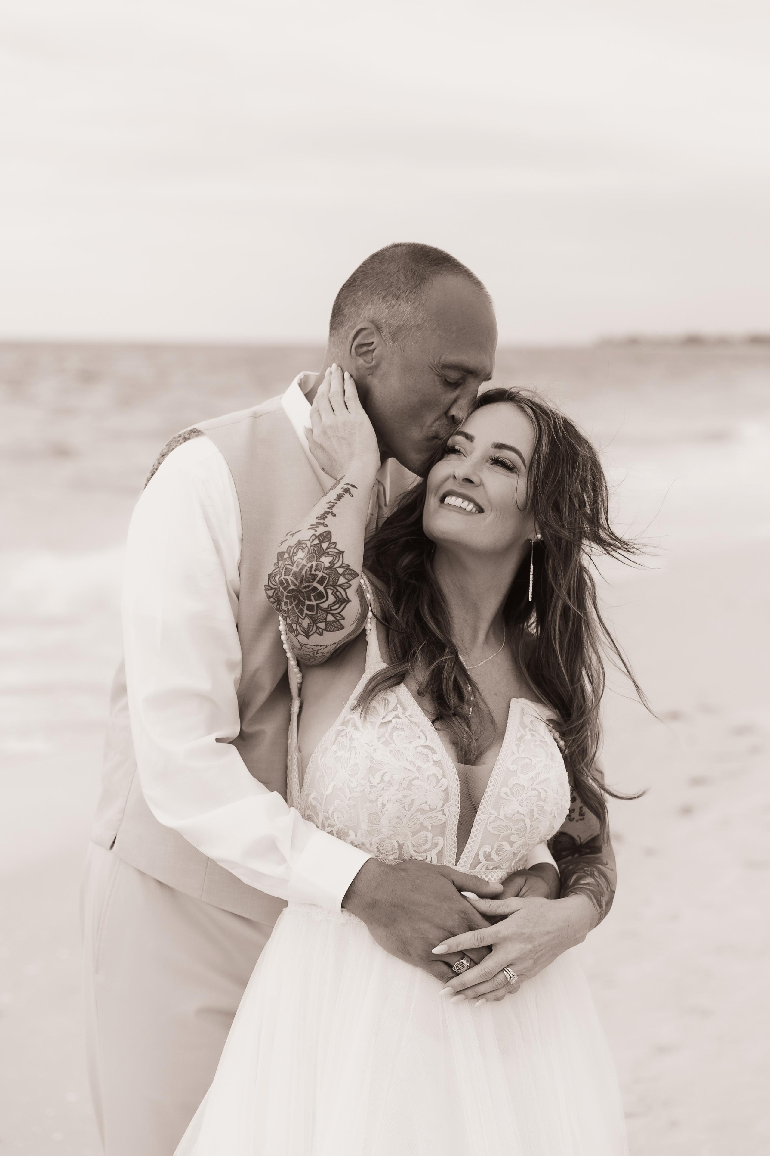 Wedding on the beach. Wedding photographer in Florida