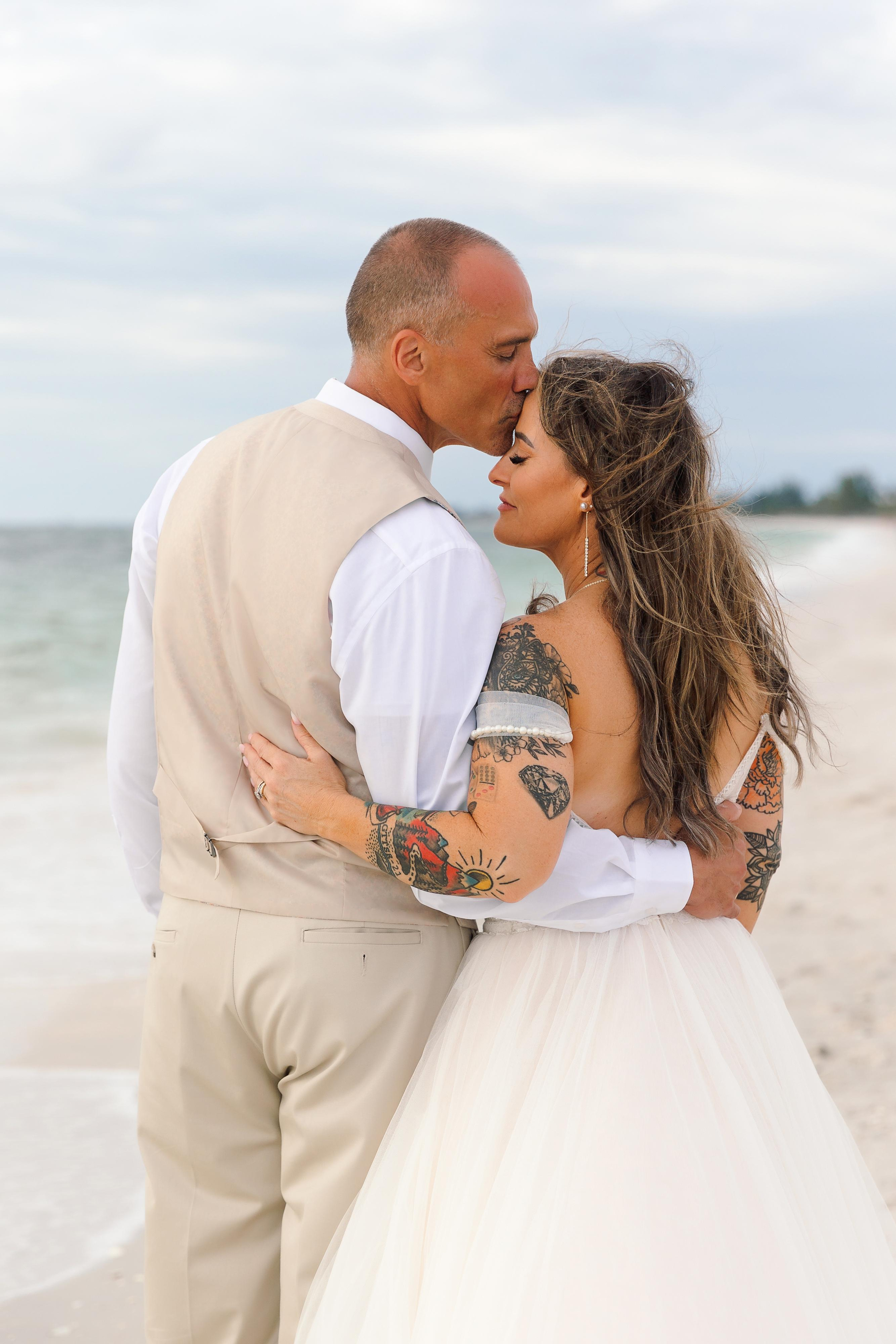 Wedding on the beach. Wedding photographer in Florida