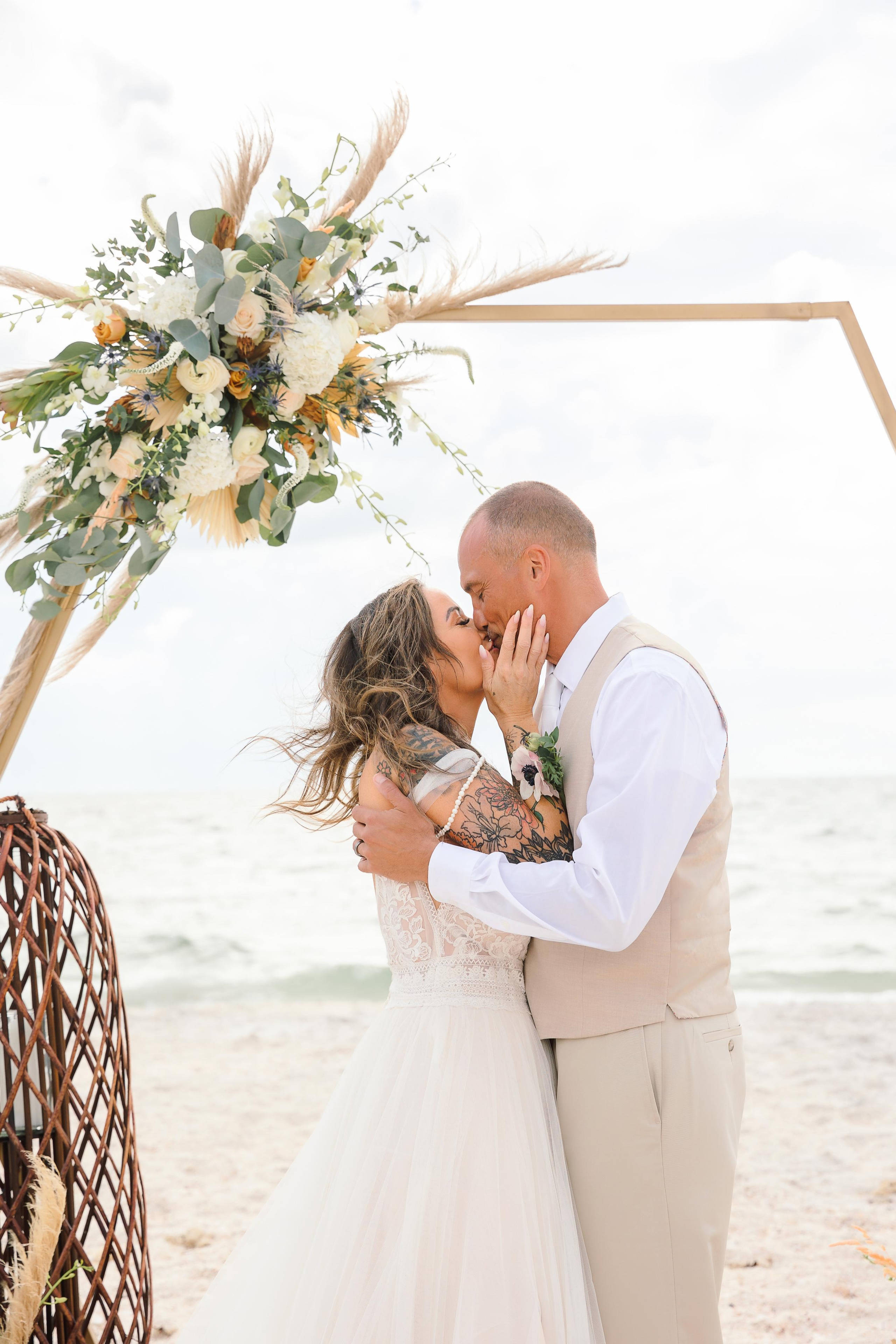 Wedding on the beach. Wedding photographer in Florida