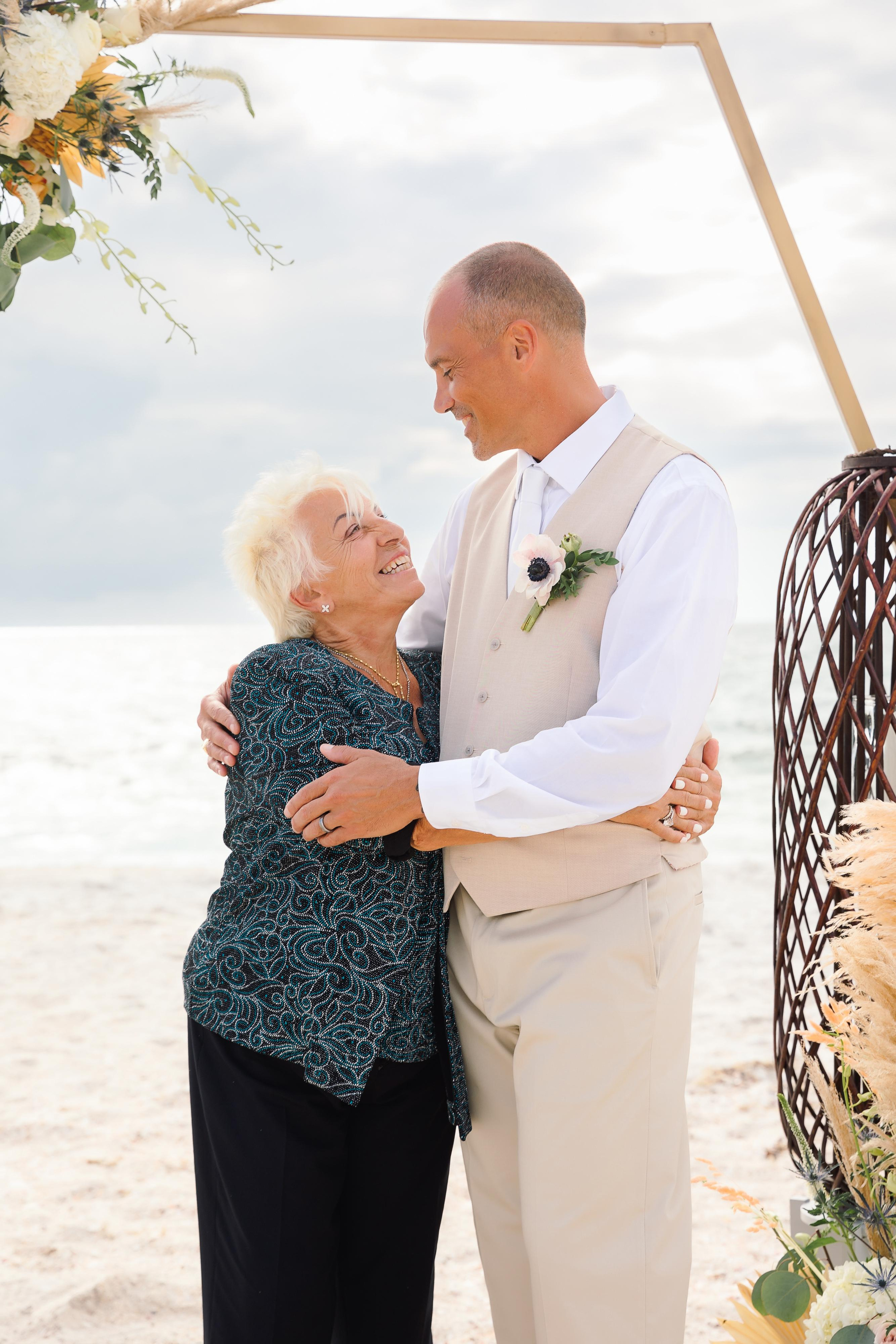 Wedding on the beach. Wedding photographer in Florida