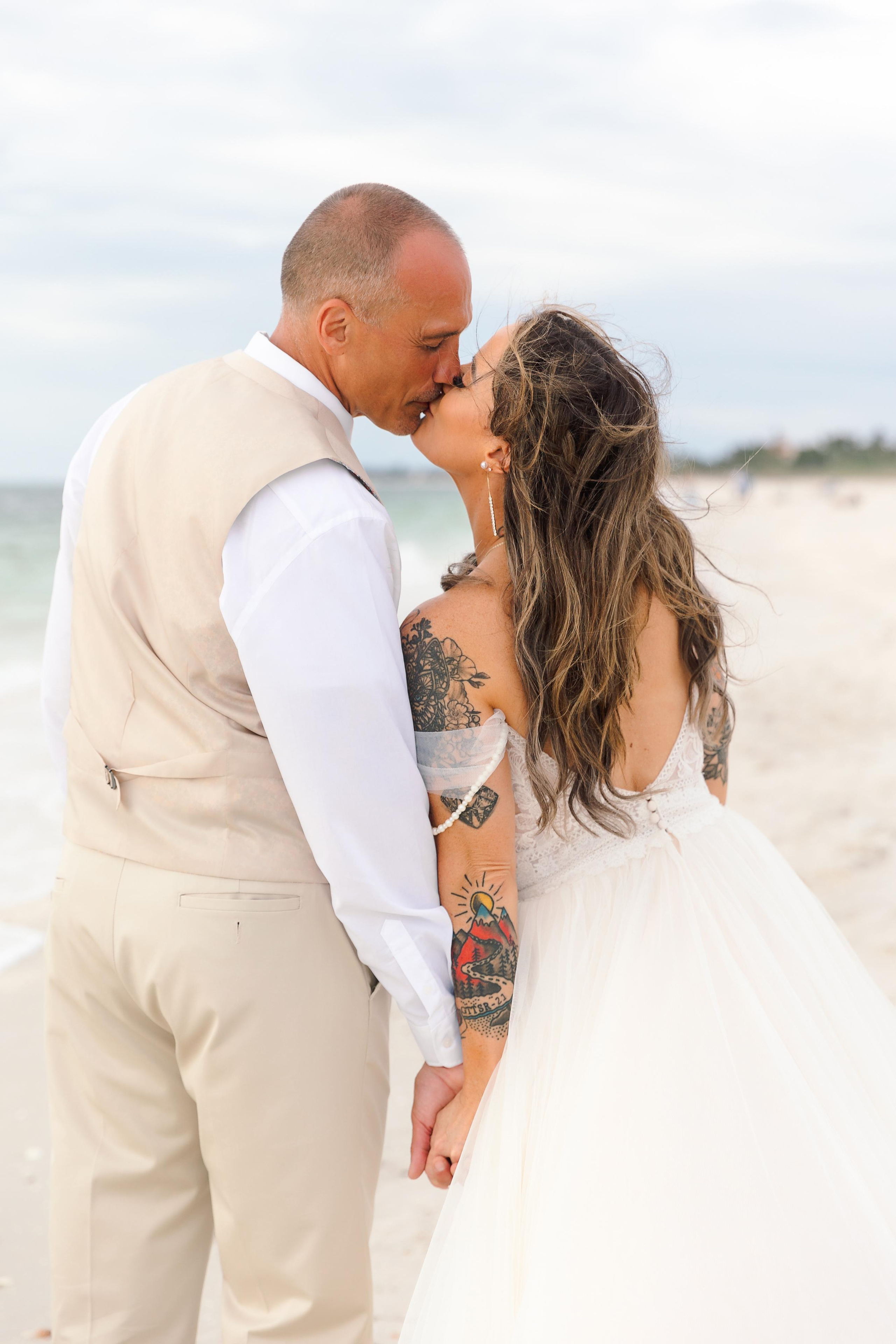 Wedding on the beach. Wedding photographer in Florida