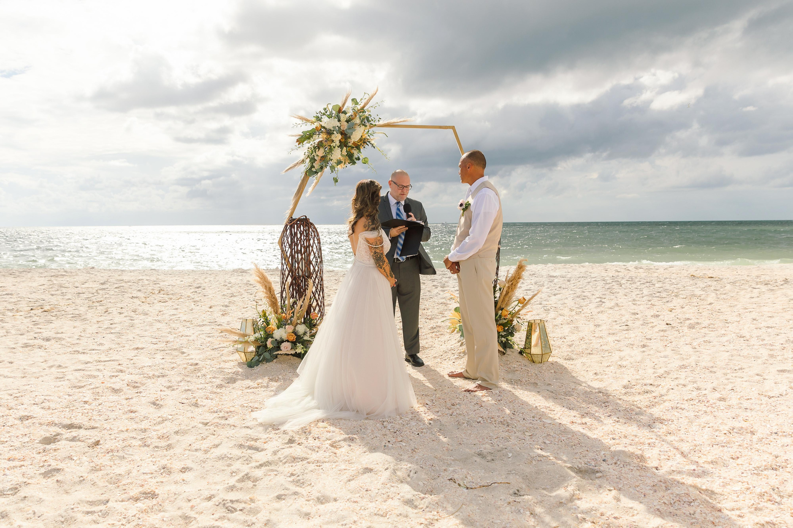 Wedding on the beach. Wedding photographer in Florida