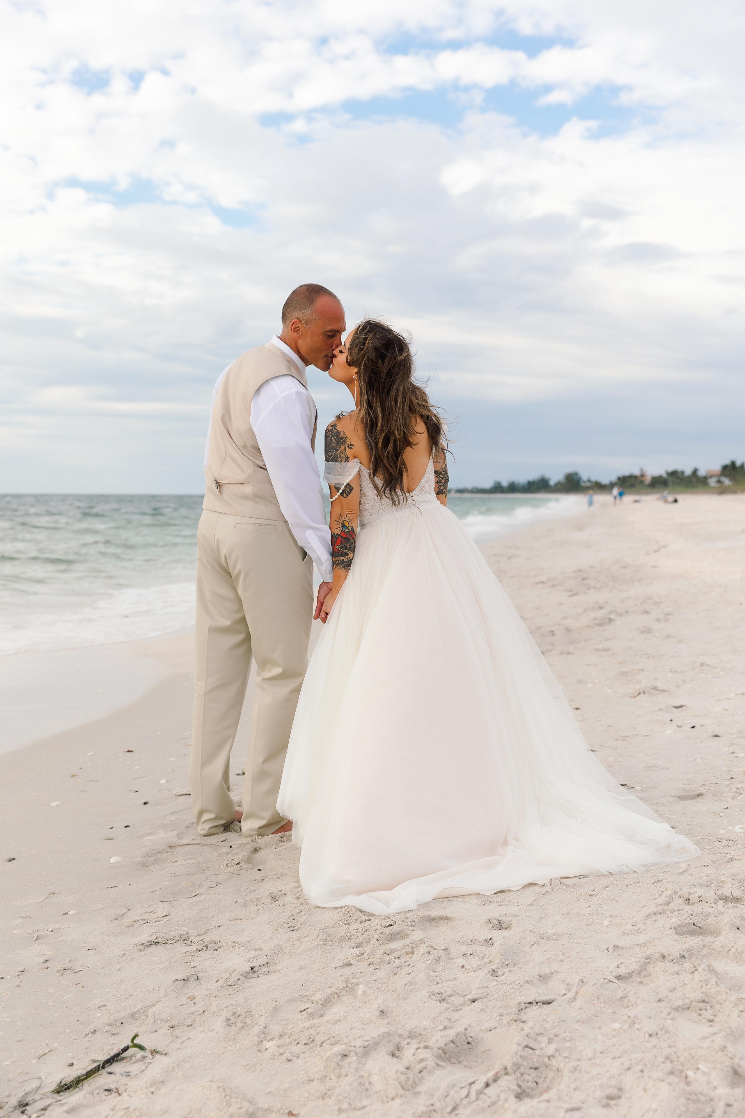 Wedding on the beach. Wedding photographer in Florida