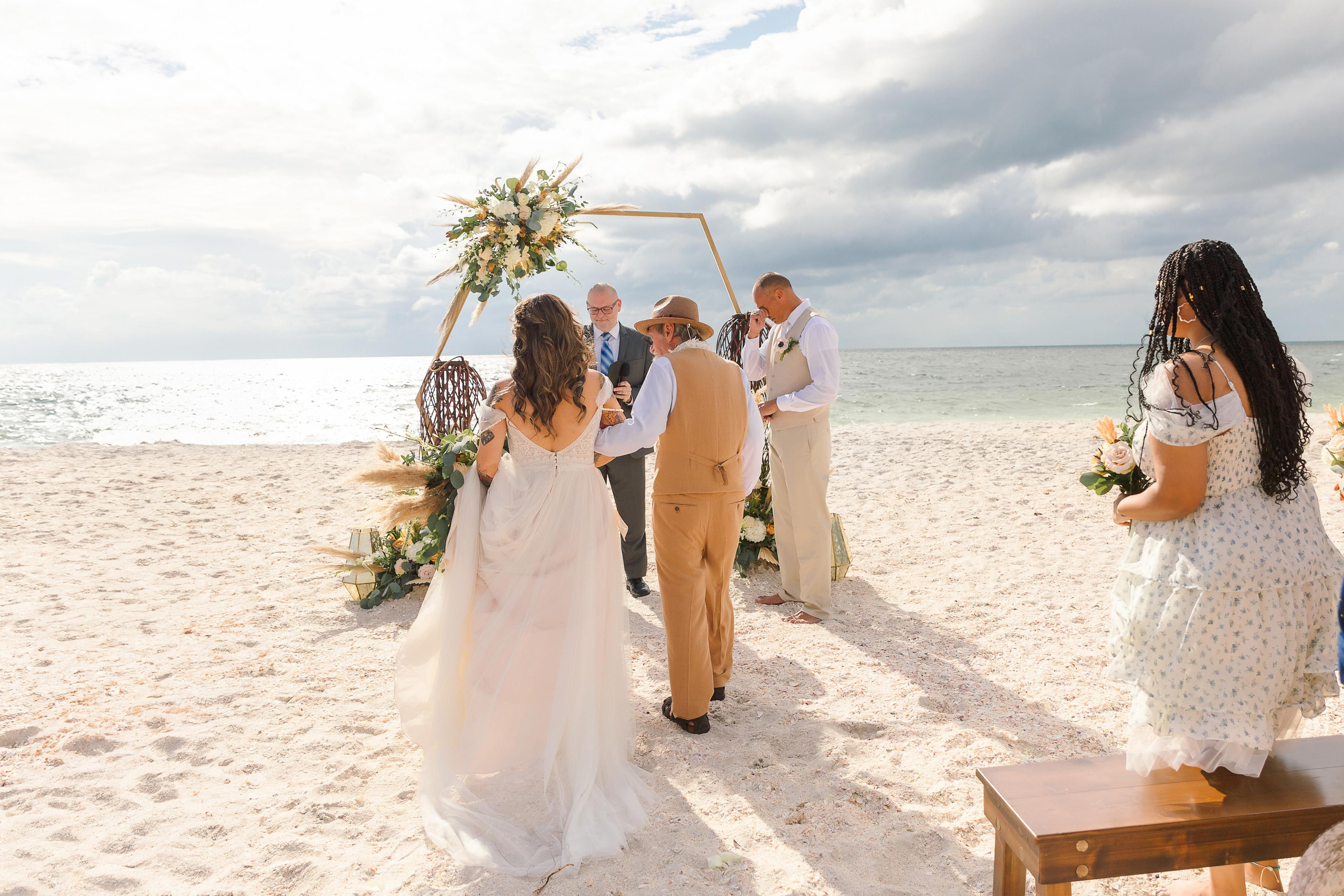 Wedding on the beach. Wedding photographer in Florida