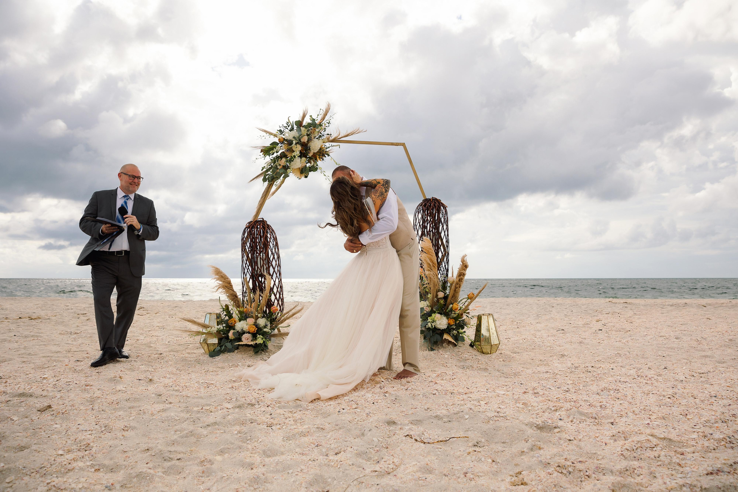 Wedding on the beach. Wedding photographer in Florida