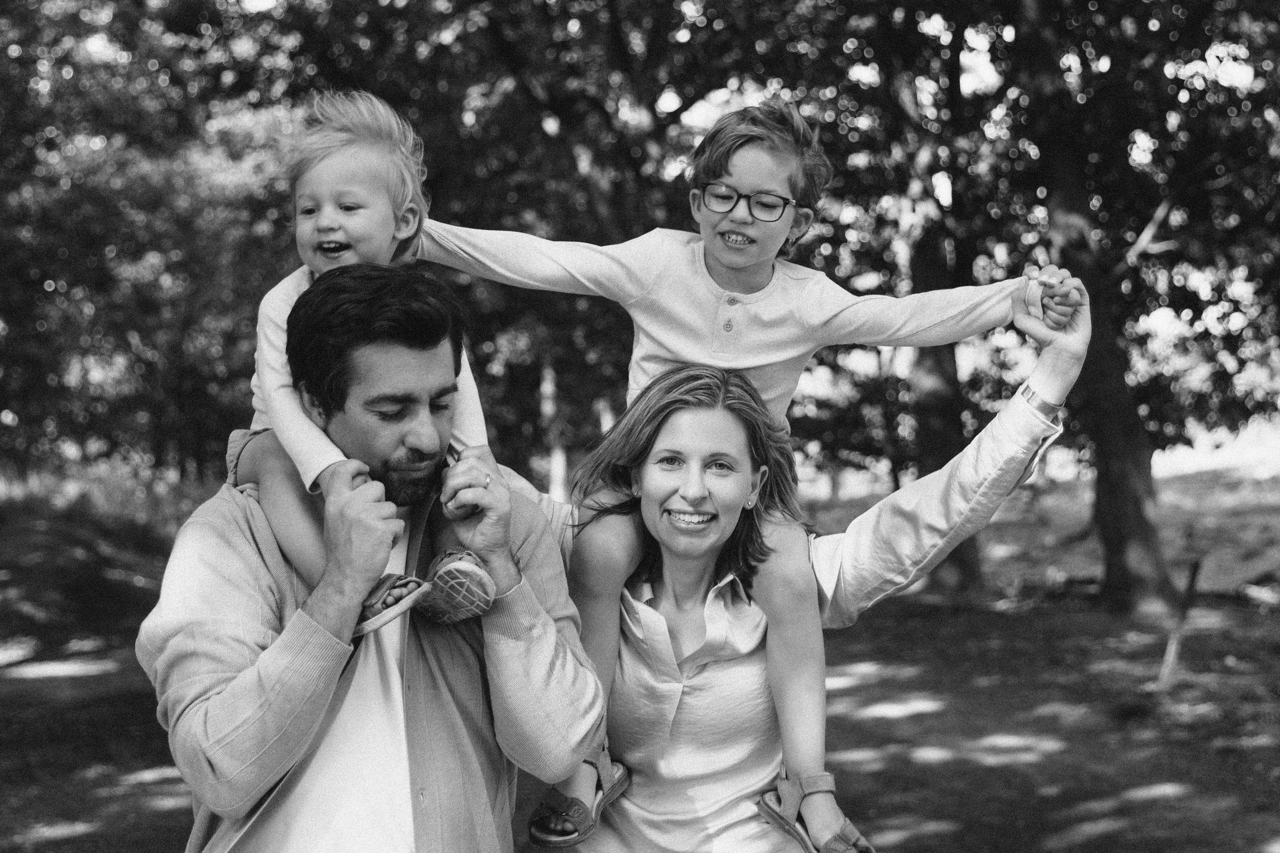 Семья из четырех, фотосессия в лесу. True self