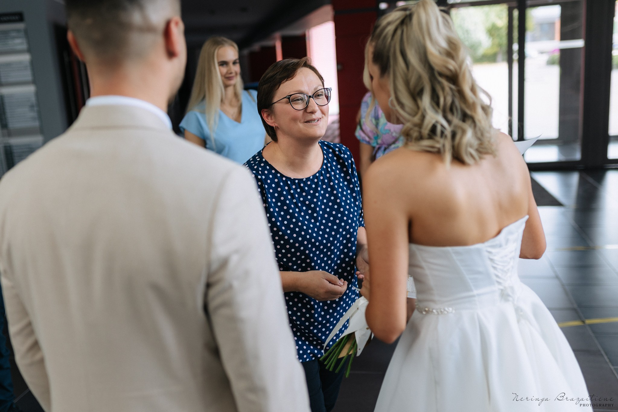 Vestuvinė fotosesija Kaune, Vienybės aikštėje, prie Lietuvos banko