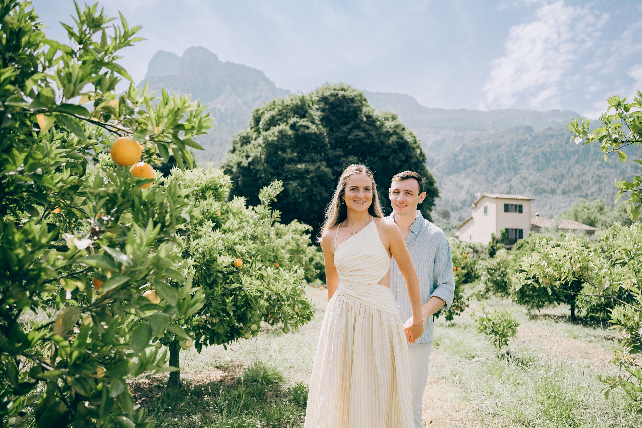 Relaxed Couple Session in Mallorca — Citrus Fields & Seaside. Фотограф у Пальма де Майорка