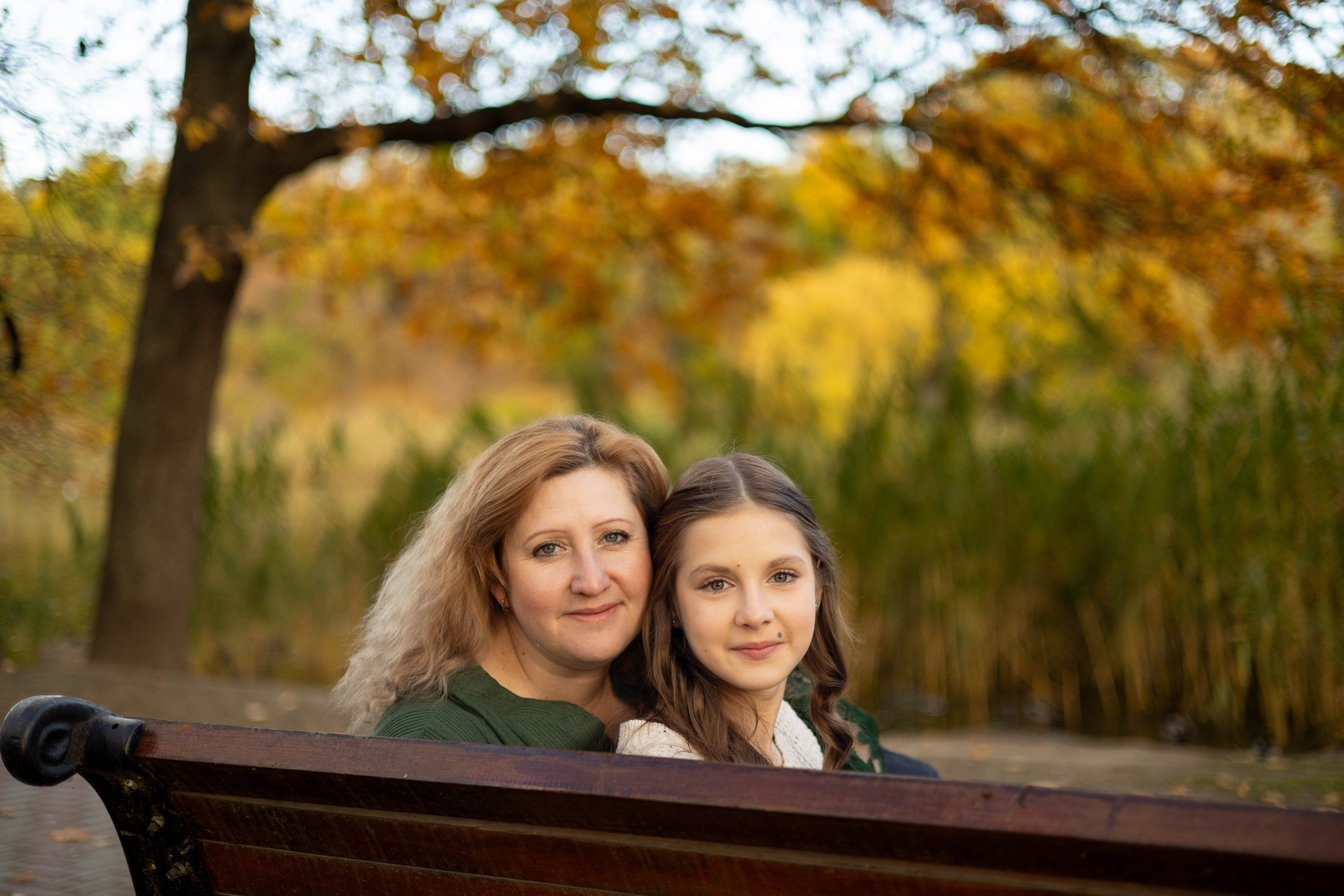 Мать и дочь в осеннем парке.