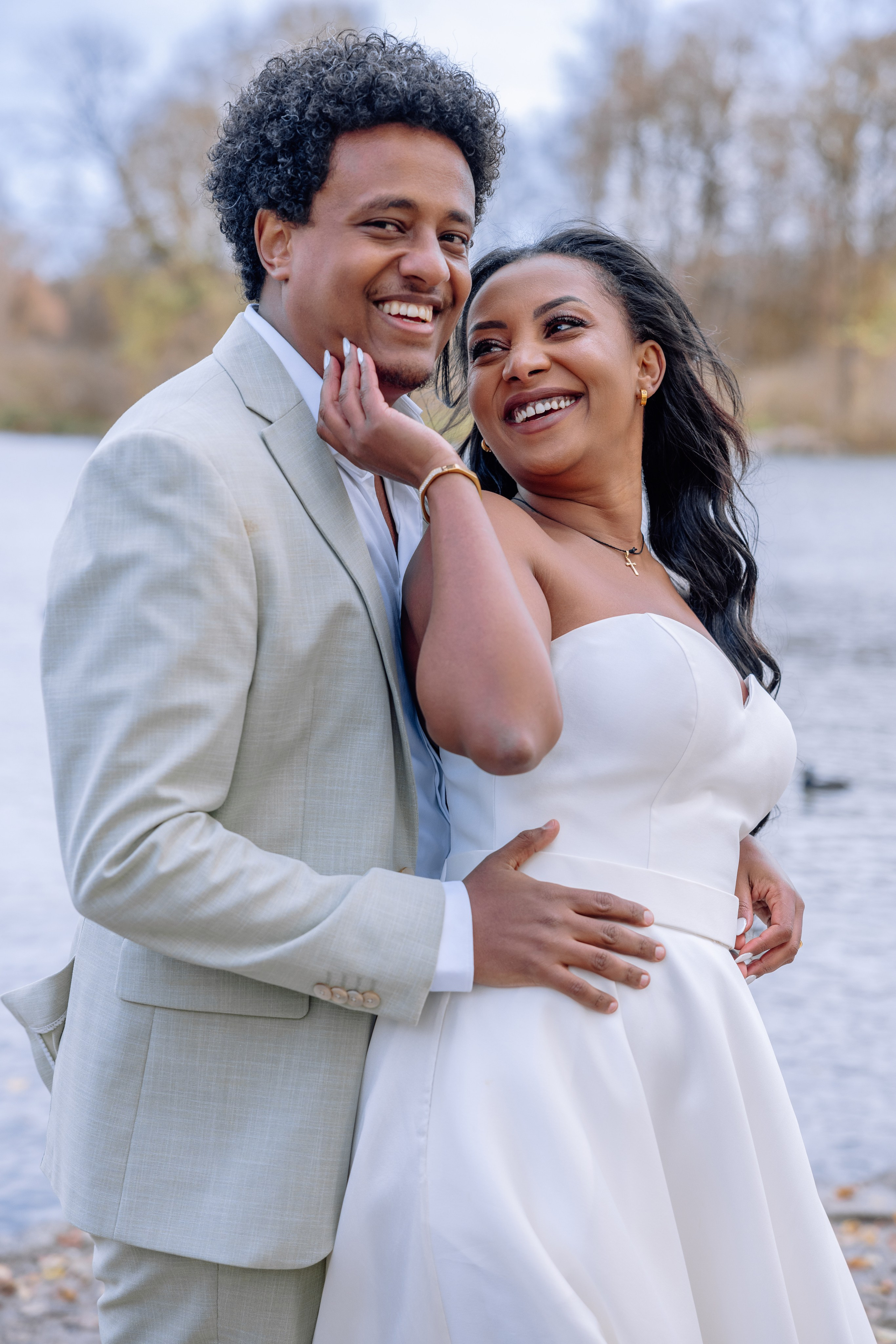 Brautpaar lacht und spielt miteinander – spontane, liebevolle Momente nach Trauung Standesamt Schwabing