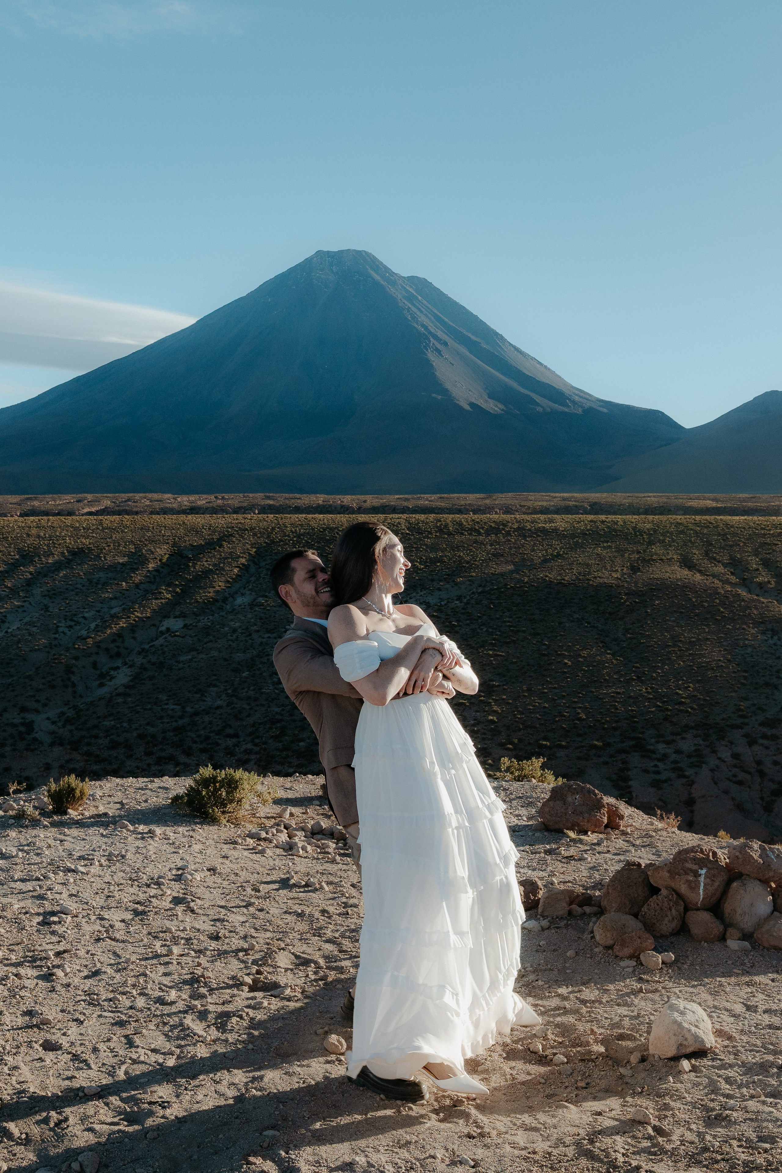 Pre-wedding no mirante do vulcão Licancabur. Photographer in San Pedro de Atacama