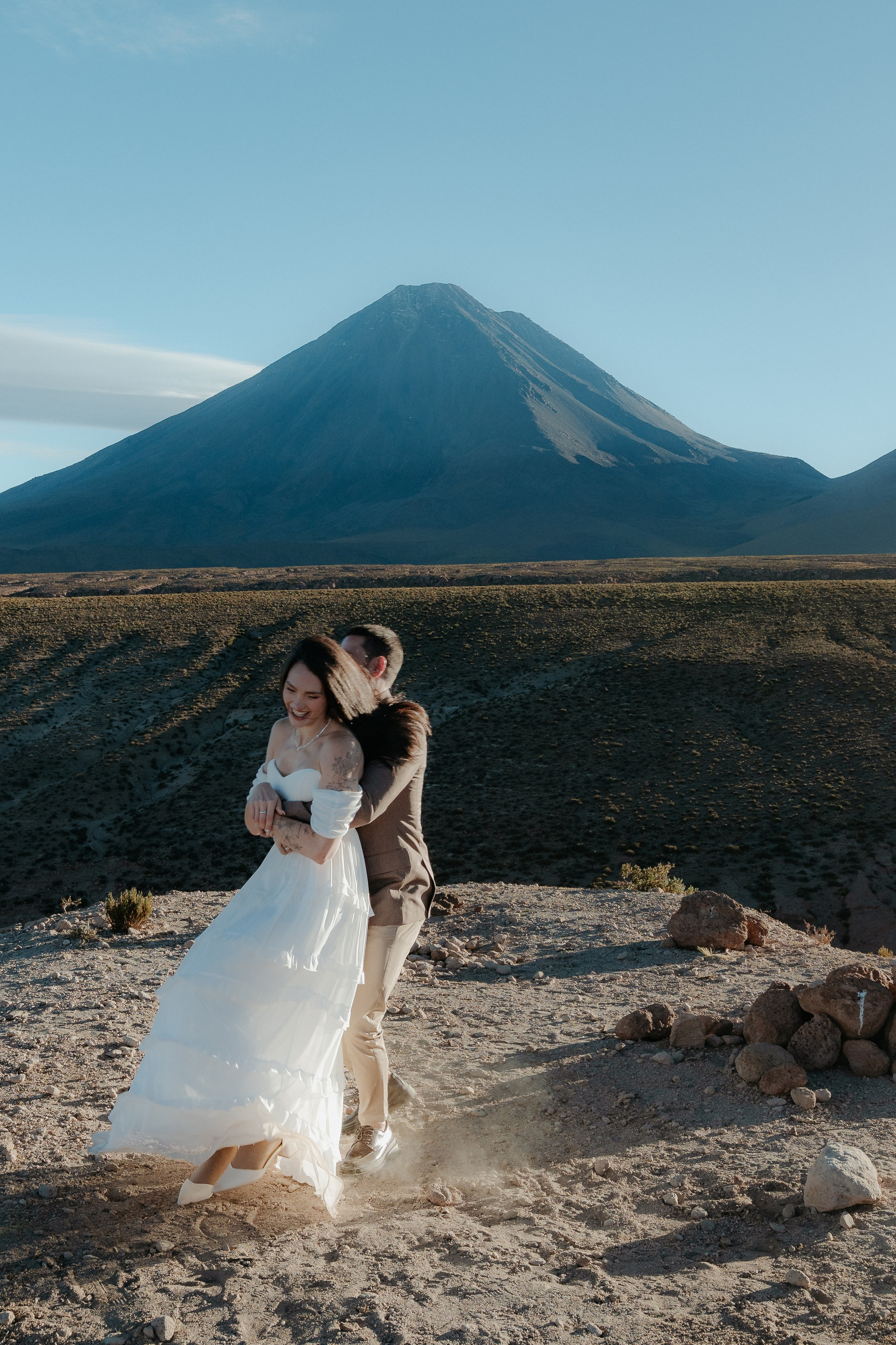 Pre-wedding no mirante do vulcão Licancabur. Photographer in San Pedro de Atacama