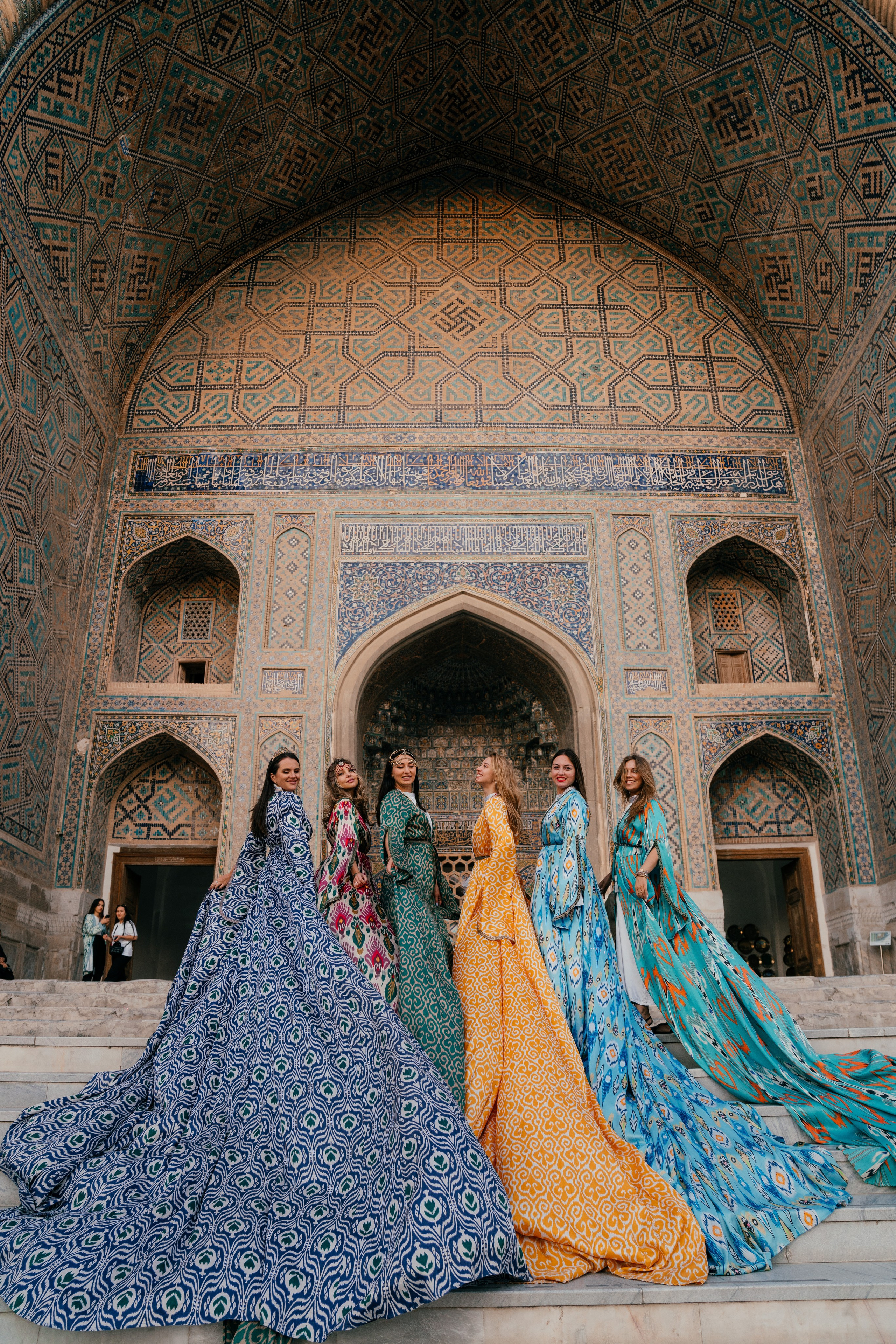 Профессиональный фотограф в Самарканде проводит съёмку туристки в традиционном восточном образе