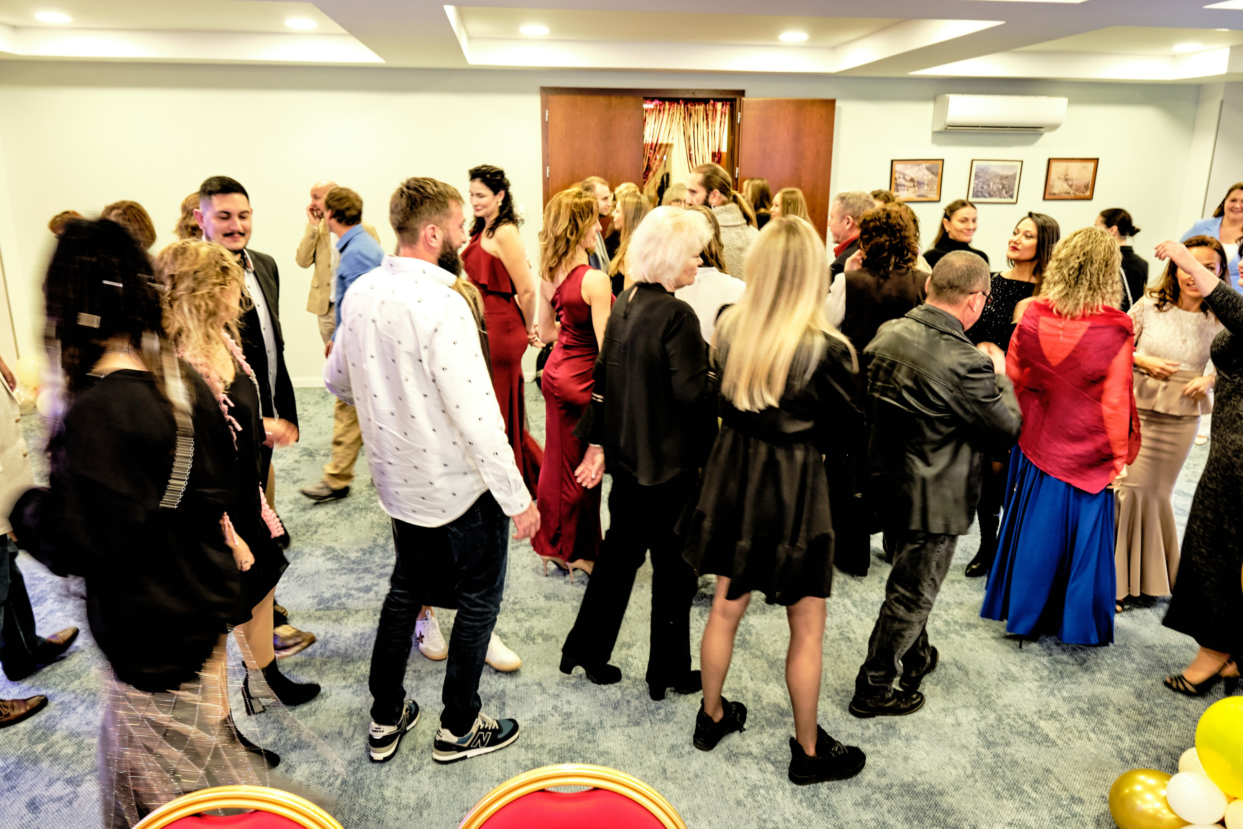 Фоторепортаж з благодійного Новорічного балу у Чорногорії. Портретний фотограф Альона Новгородцева