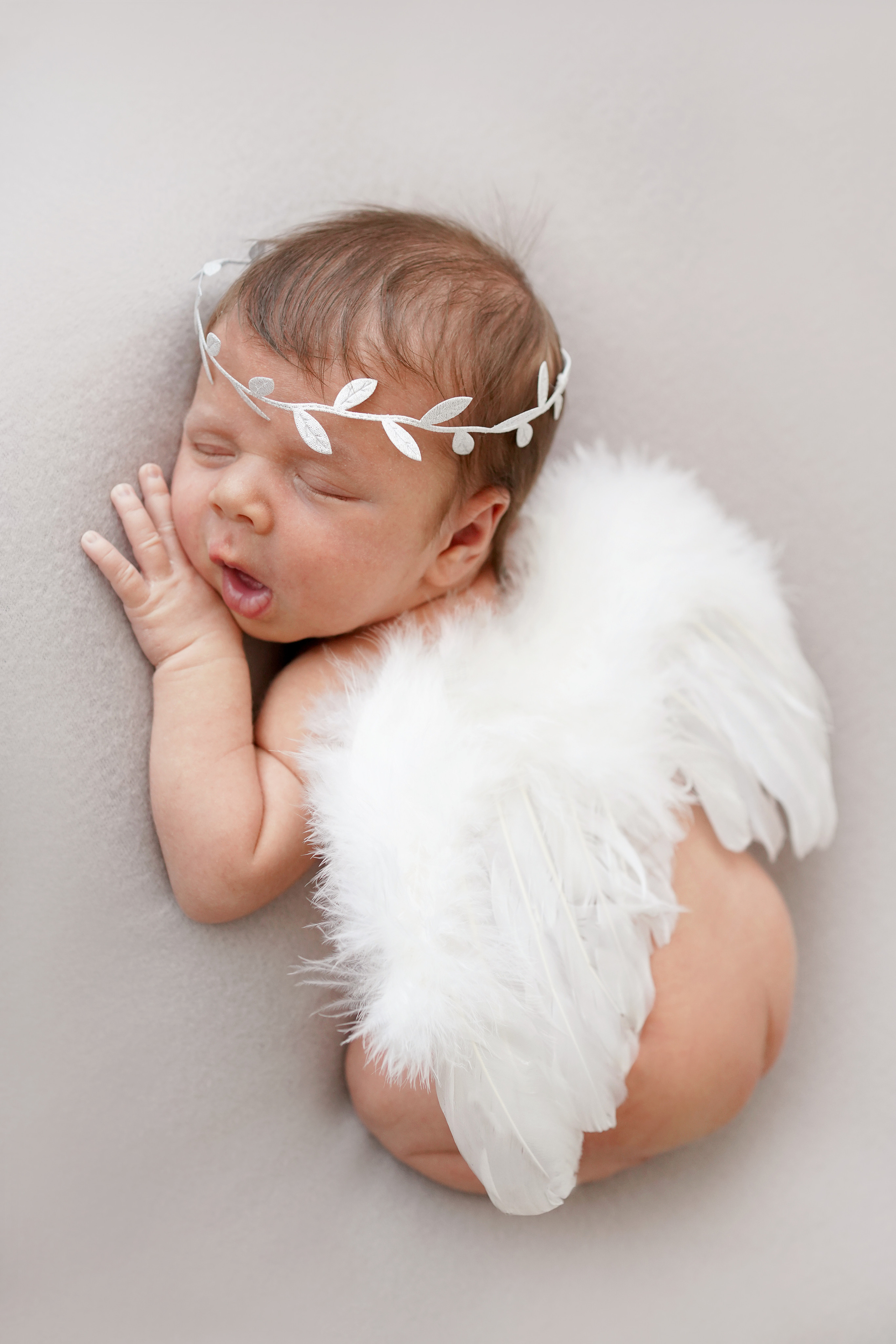 Neugeborenes Fotoshooting in München. Neugeborenenfotografin und Retoucher in Augsburg Nastassia Schneider