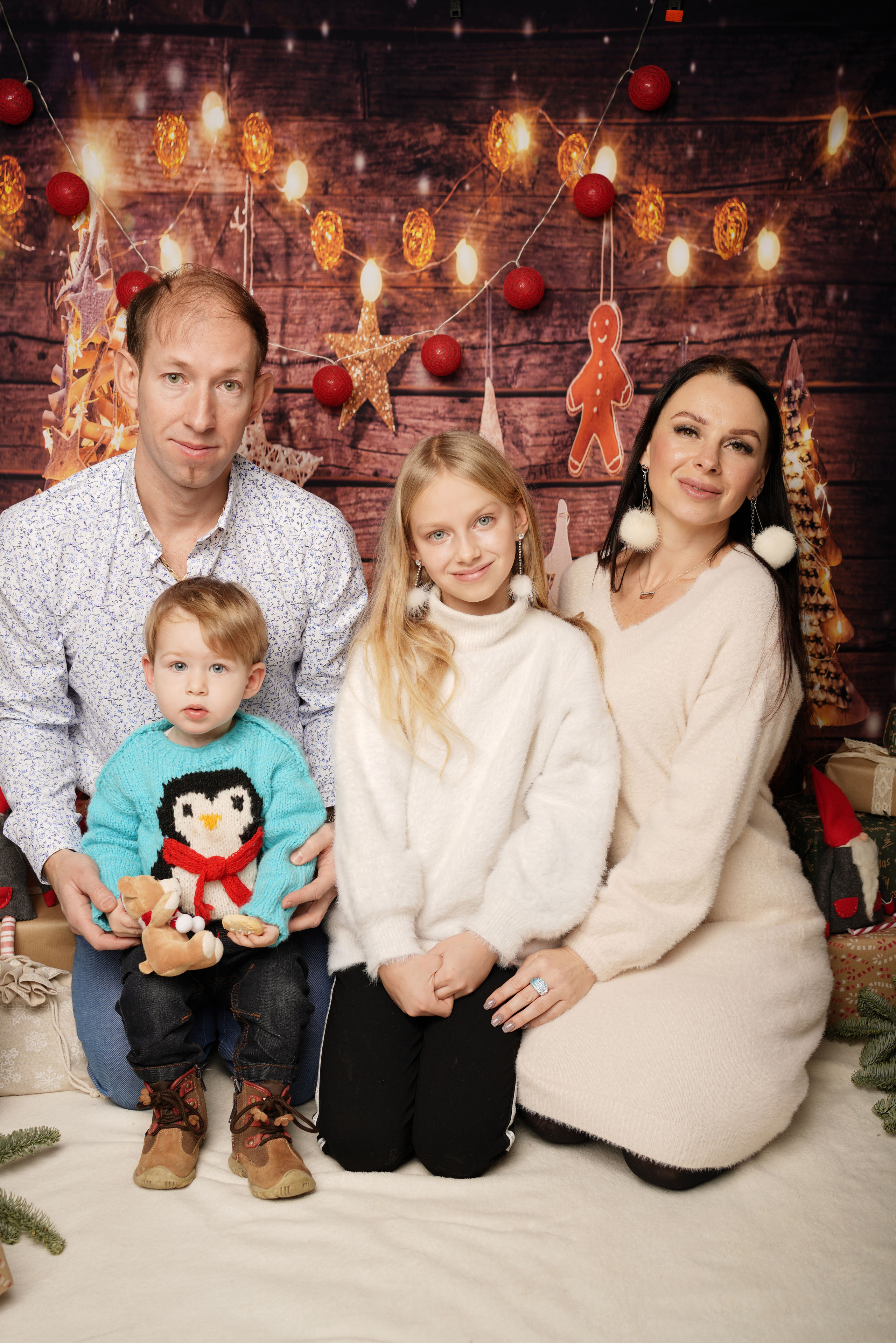 Neujahrs-Familienfotosession vor dem Hintergrund von roten Lichtern und Laternen