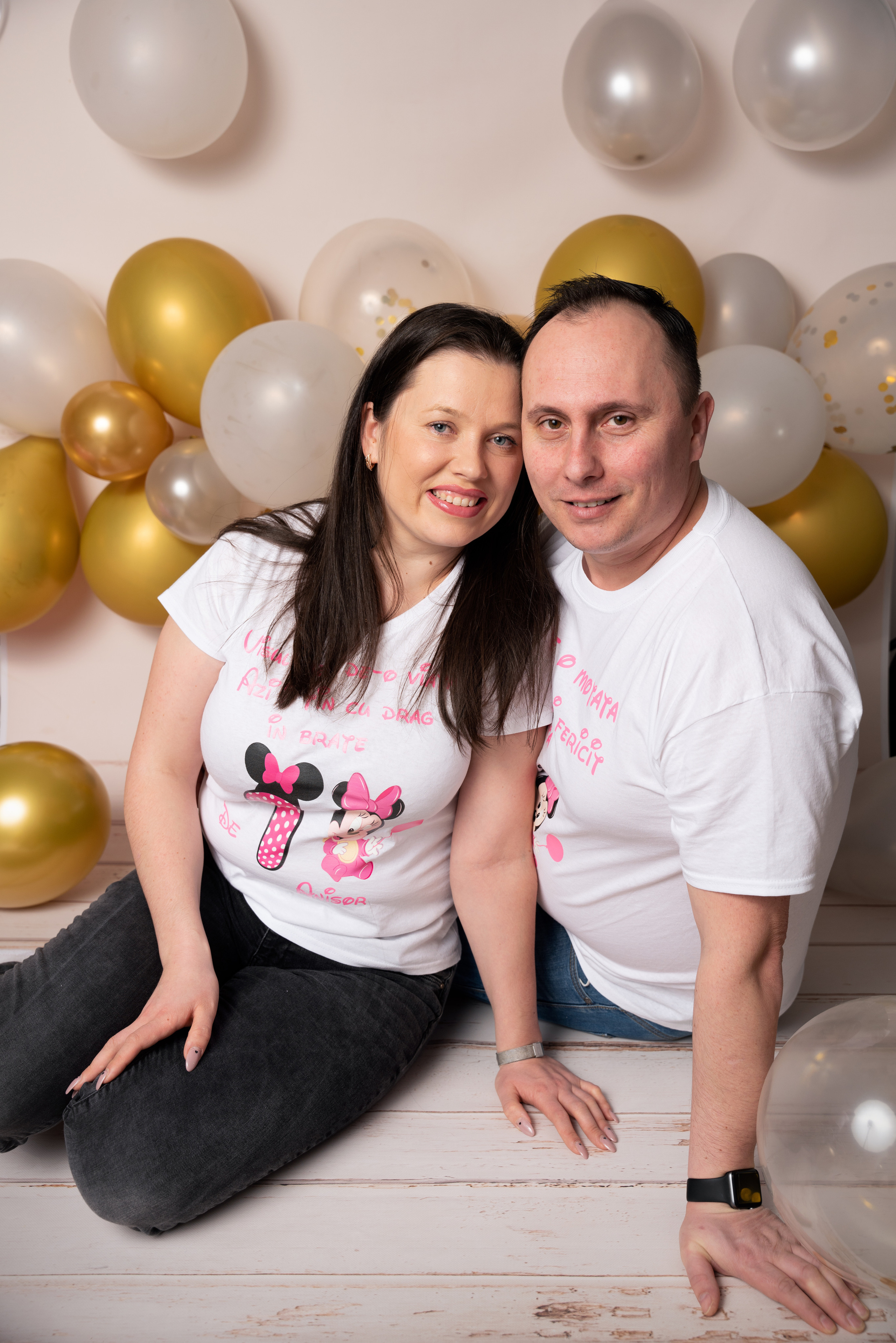 romantisches Foto junger Eltern im Studio auf hellem Hintergrund