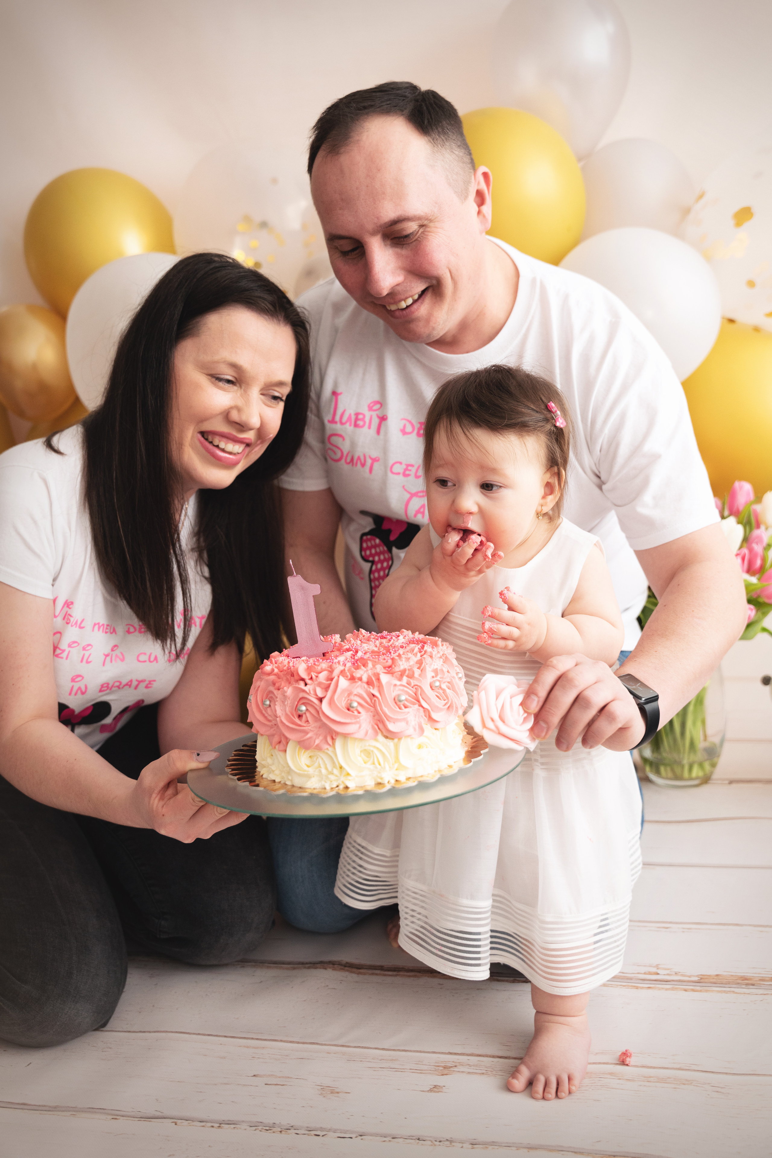 Familienporträt im Studio während des Fotoshootings mit SmashCake Torte