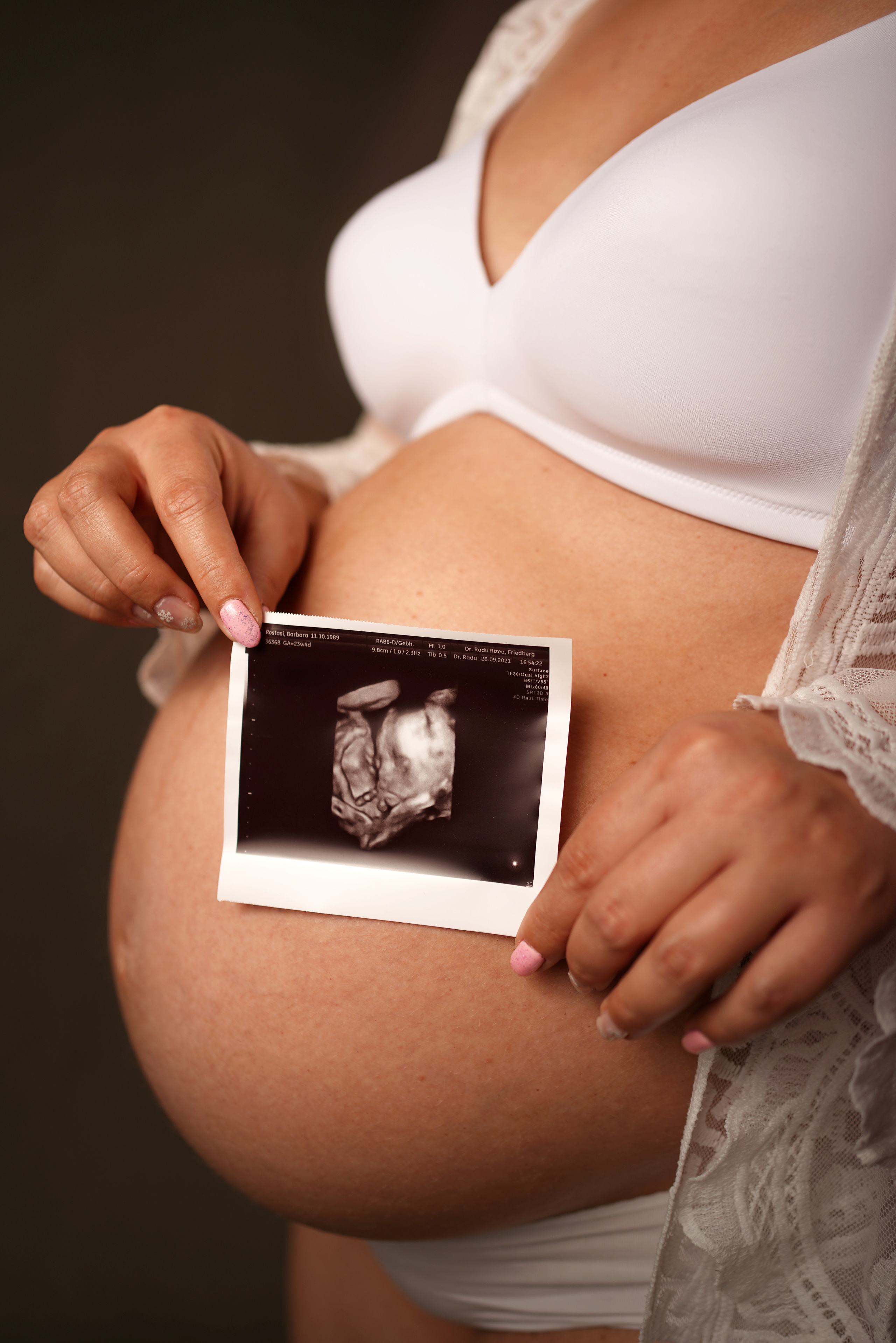 Emotionale Schwangerschaftsfotografie in Augsburg. Neugeborenenfotografin und Retoucher in Augsburg Nastassia Schneider