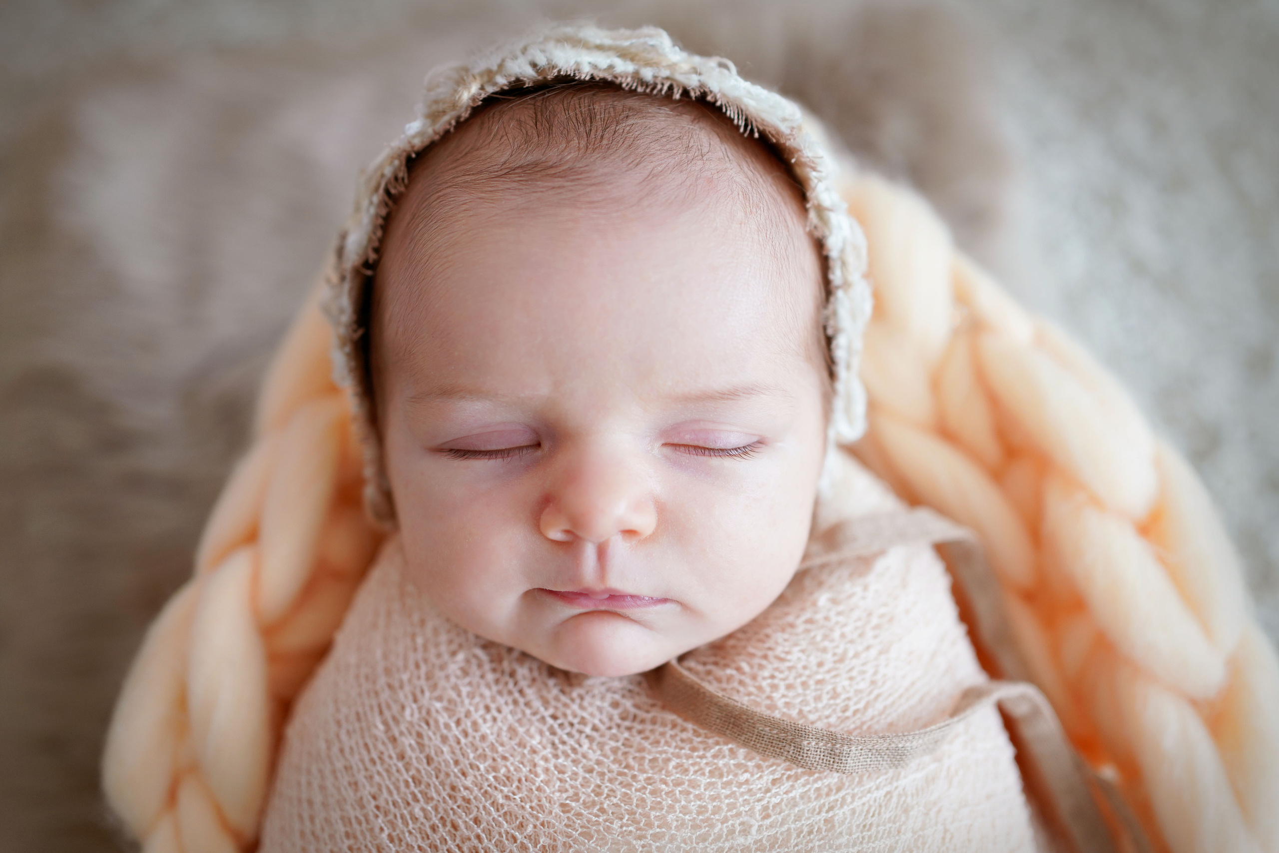 Newborn mit einem neugeborenen Mädchen in Dilling. Neugeborenenfotografin und Retoucher in Augsburg Nastassia Schneider