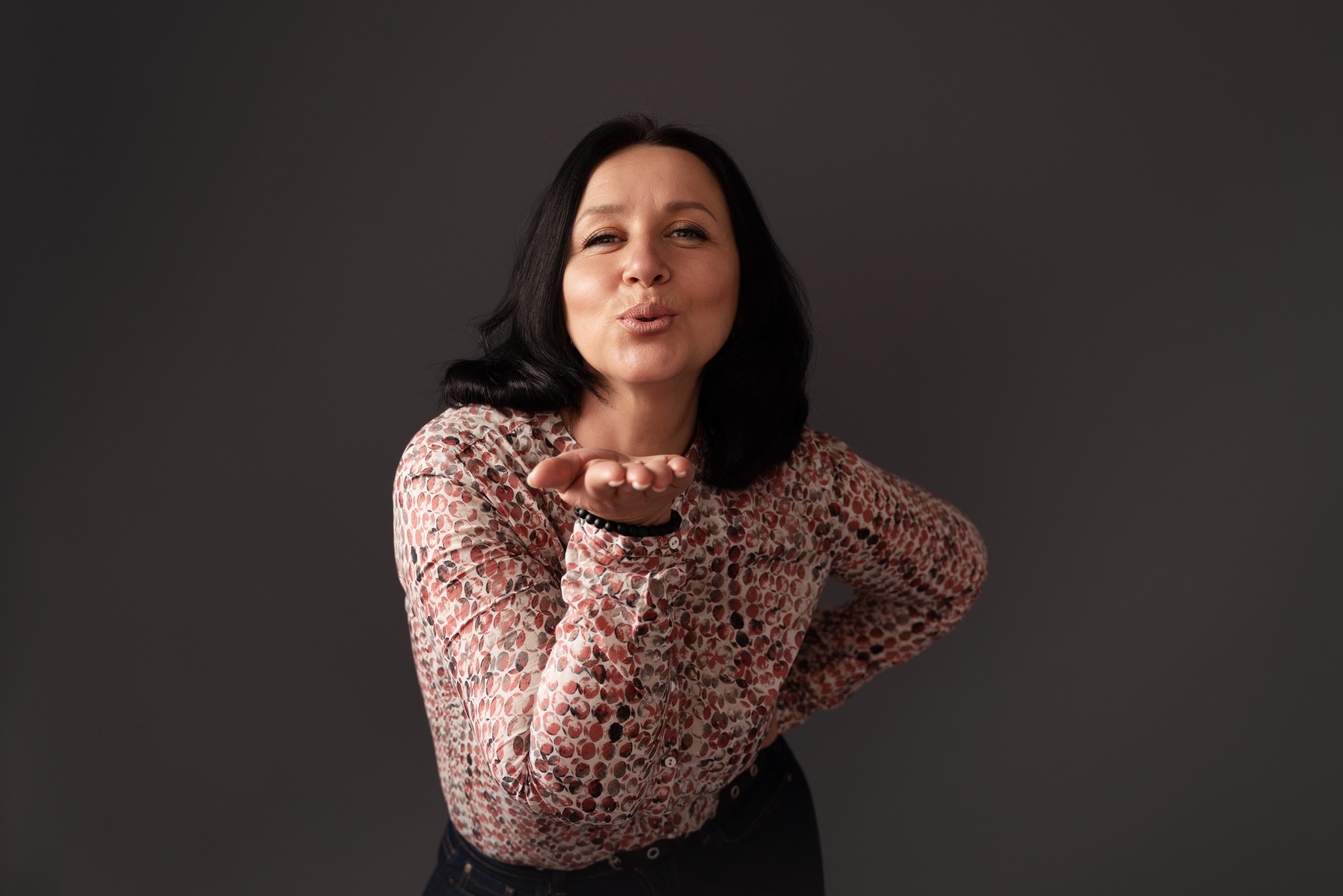 Das Mädchen auf dem Foto schickt einen Luftkuss