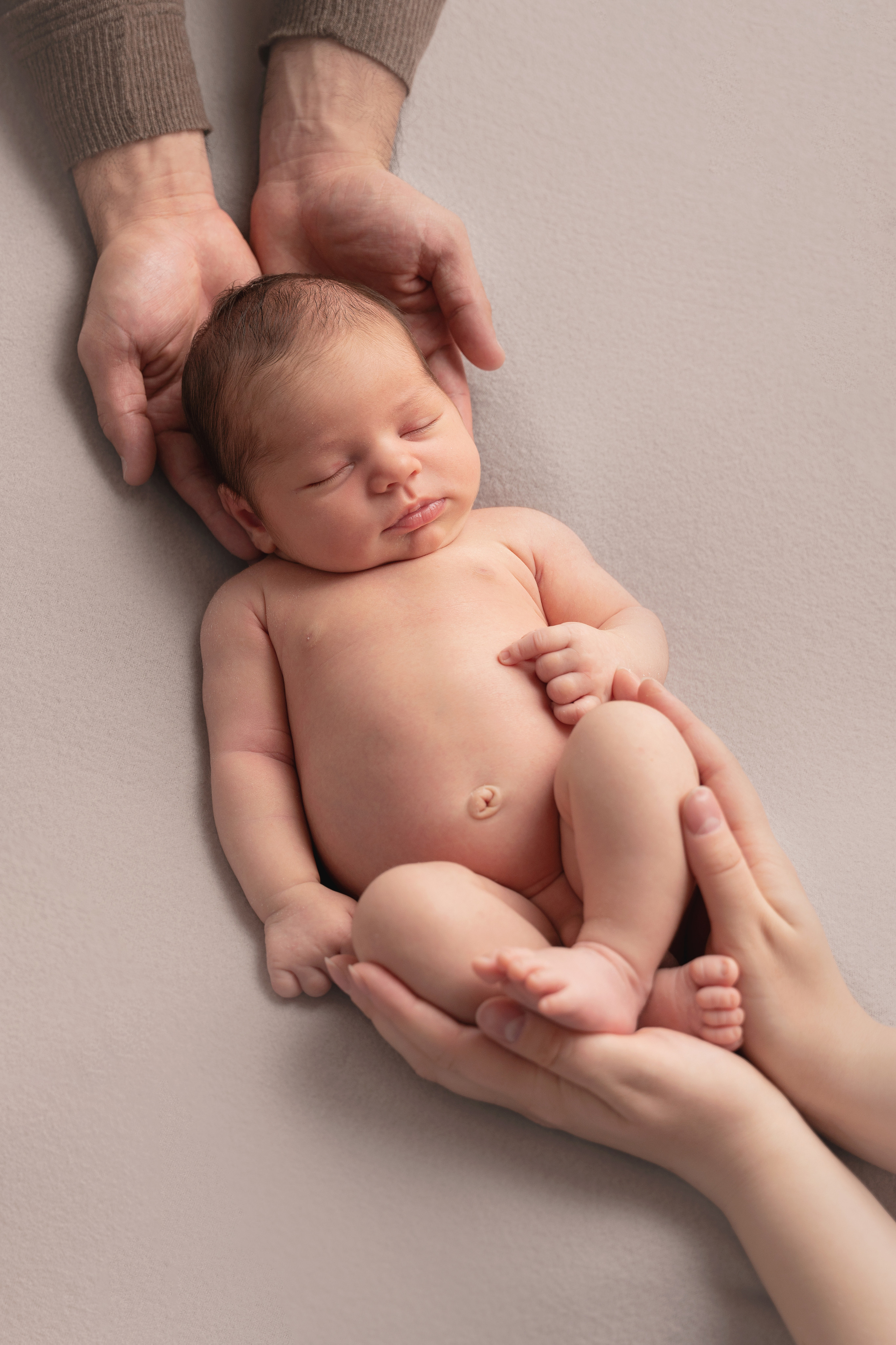 der Sohn liegt in den Händen der Eltern